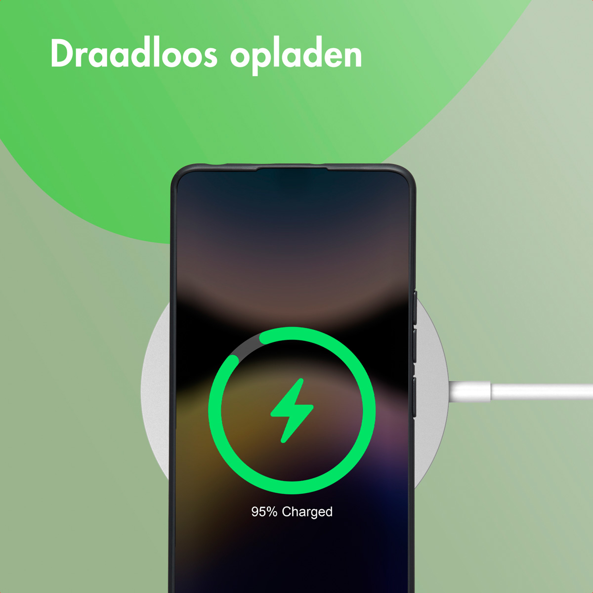 Een telefoon wordt draadloos opgeladen, met een oplaadsymbool van 95%. De achtergrond is groen.
