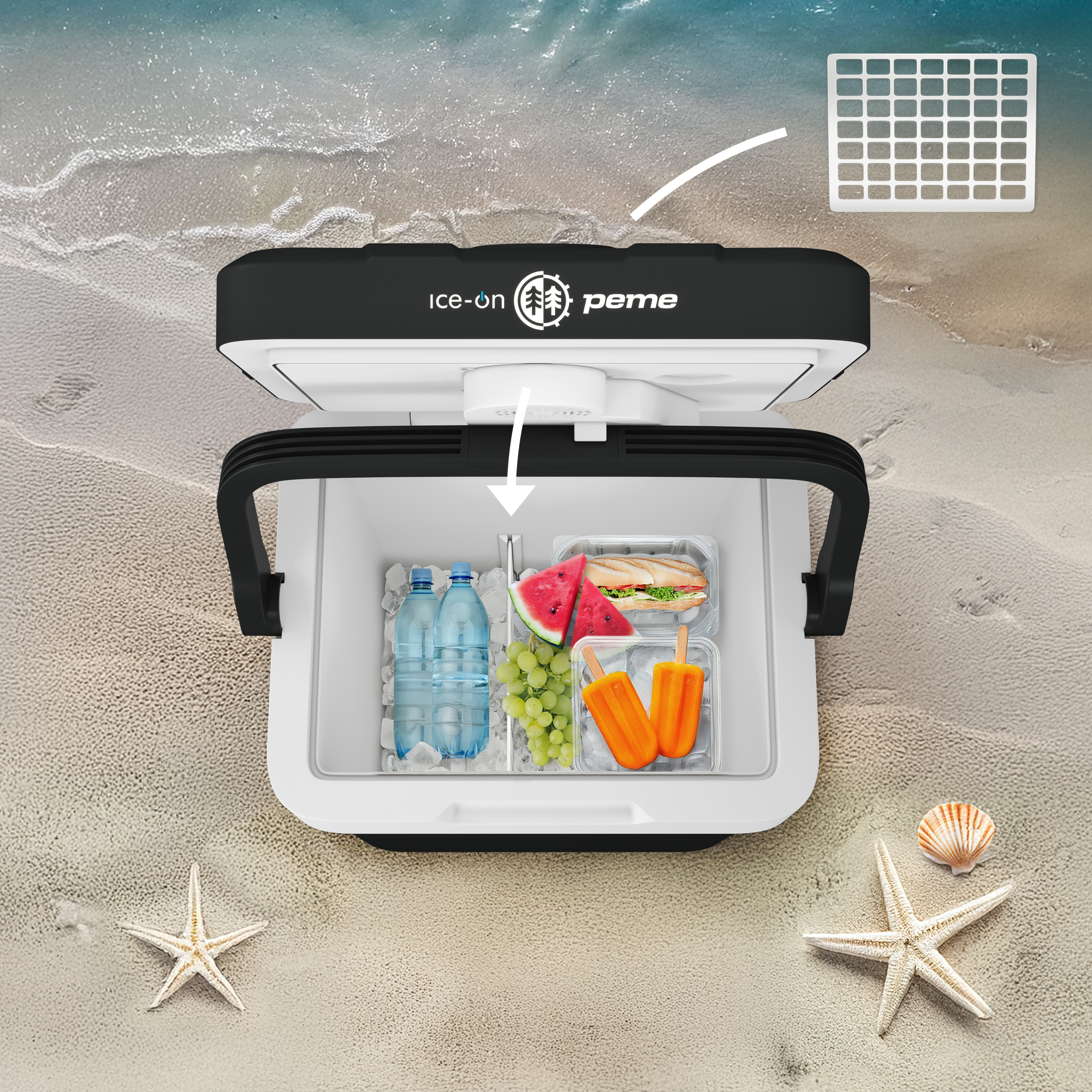 Kühlbox mit Essen und Getränken am Strand. Enthält Wasserflaschen, Obst und Eis.