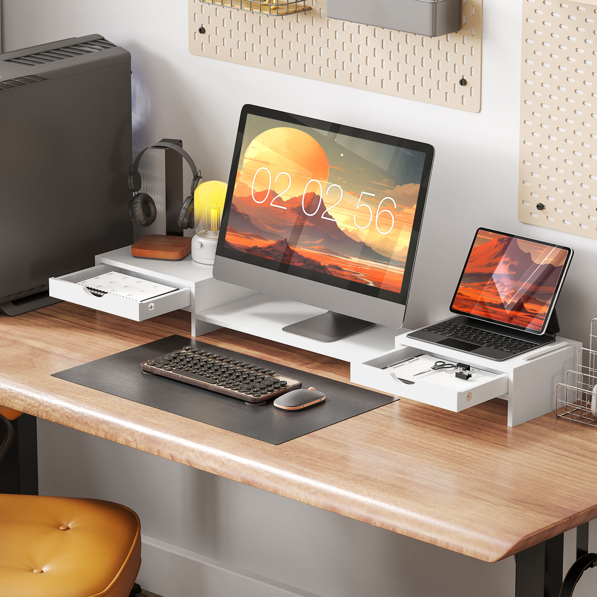 Configuración de escritorio moderno: monitor, portátil, teclado, ratón y cajones.