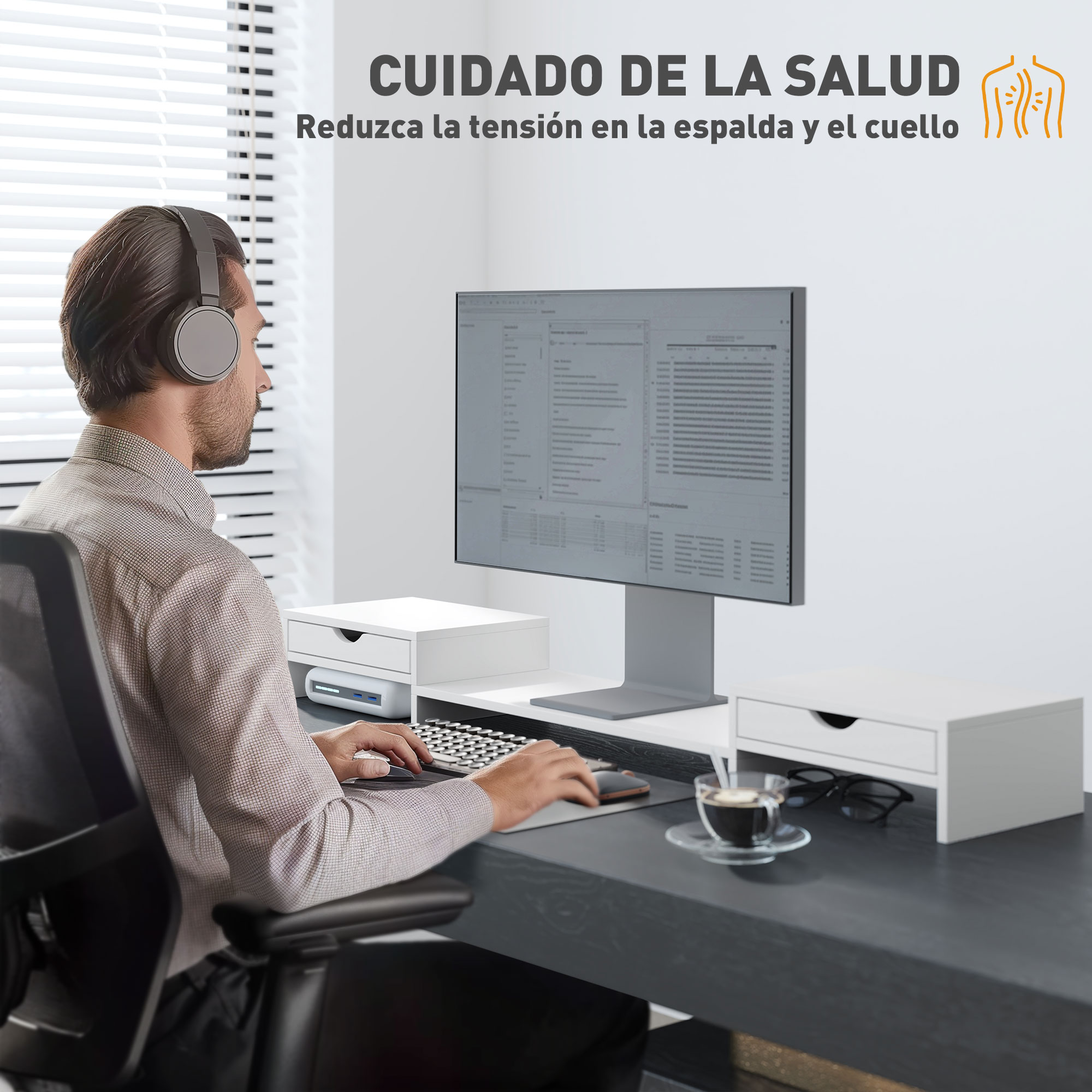 Hombre usando computadora con monitor, configuración de escritorio y taza de café.