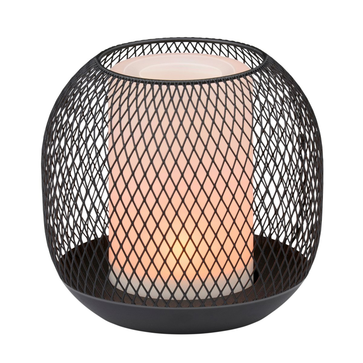 Een zwarte, ronde, decoratieve kandelaar met een rasterpatroon en een brandende kaars erin.