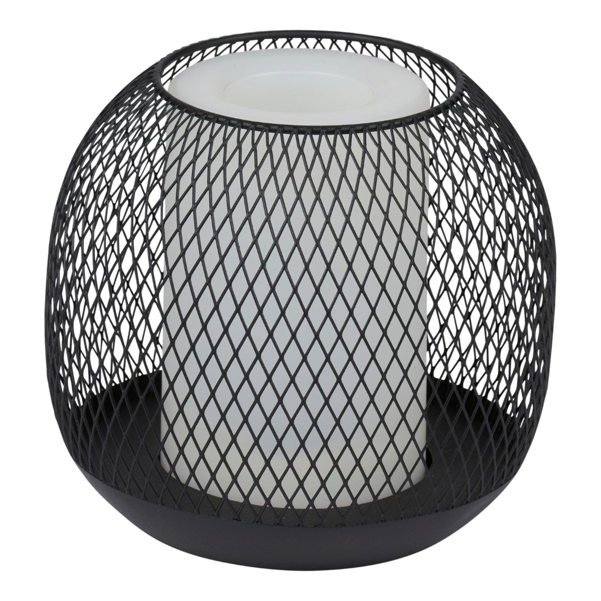Zwarte metalen mesh kandelaar met witte kaars, tegen witte achtergrond.
