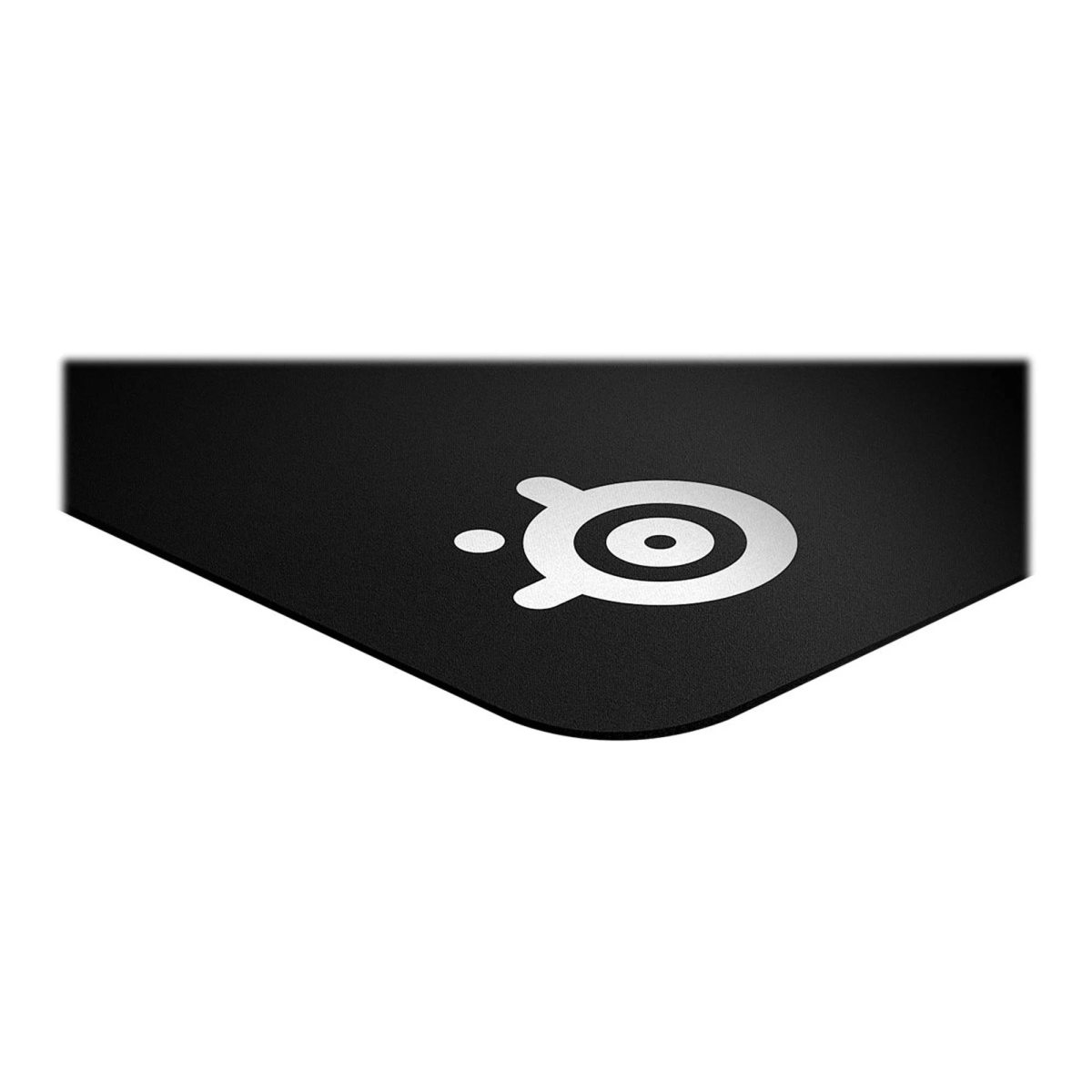Nahaufnahme des SteelSeries-Logos auf einem schwarzen Mauspad. Weißer Hintergrund.