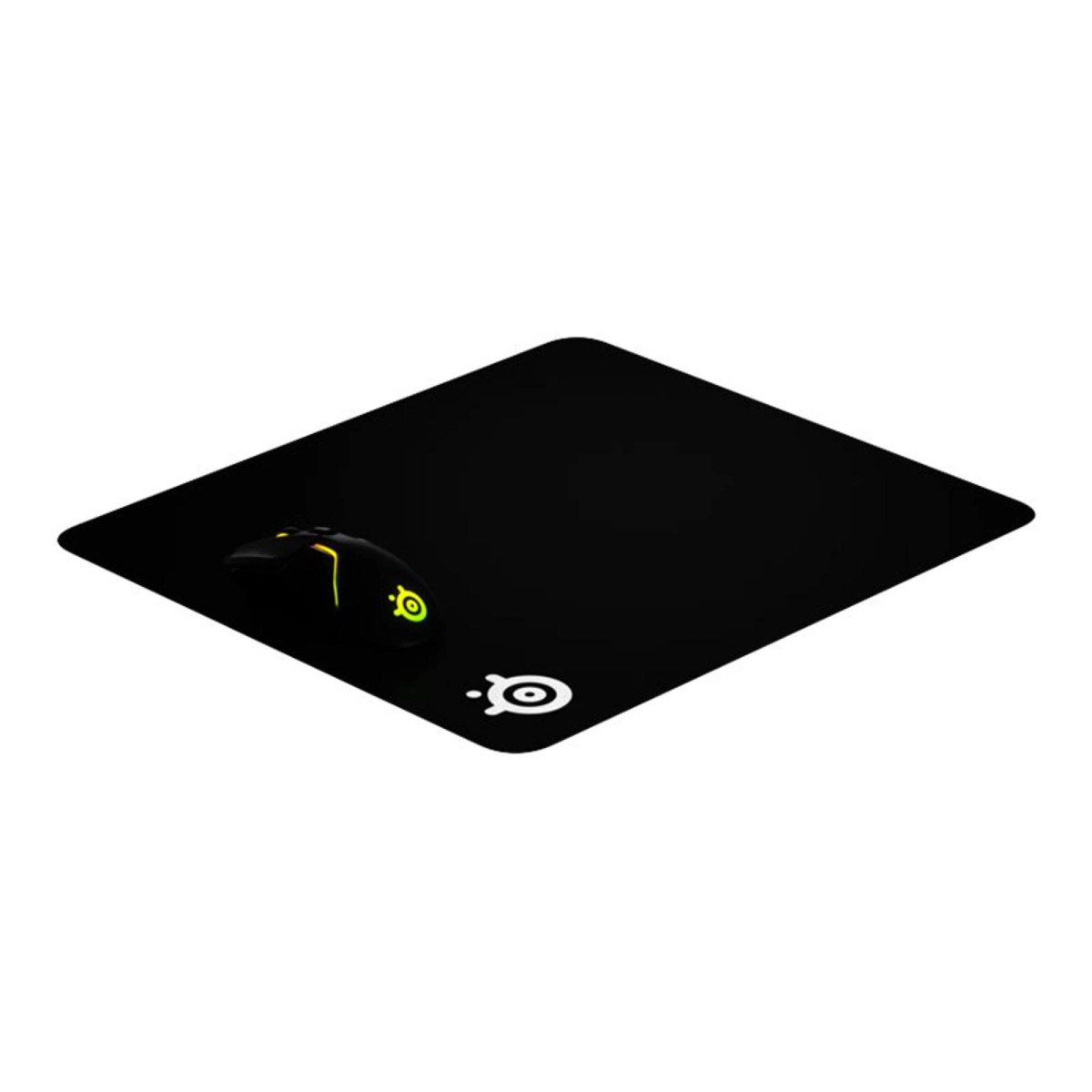Schwarze Maus auf schwarzem Mauspad mit Logo auf weißem Hintergrund.