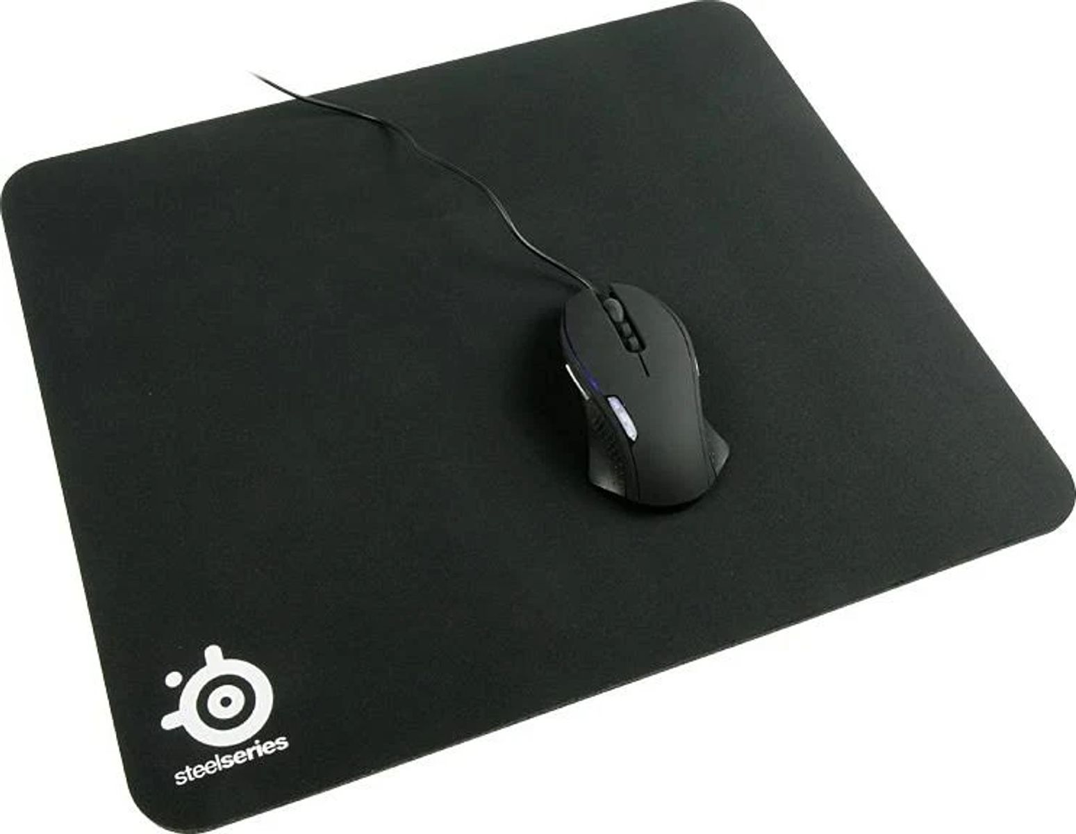 Schwarze Maus auf schwarzem Mauspad mit Logo.