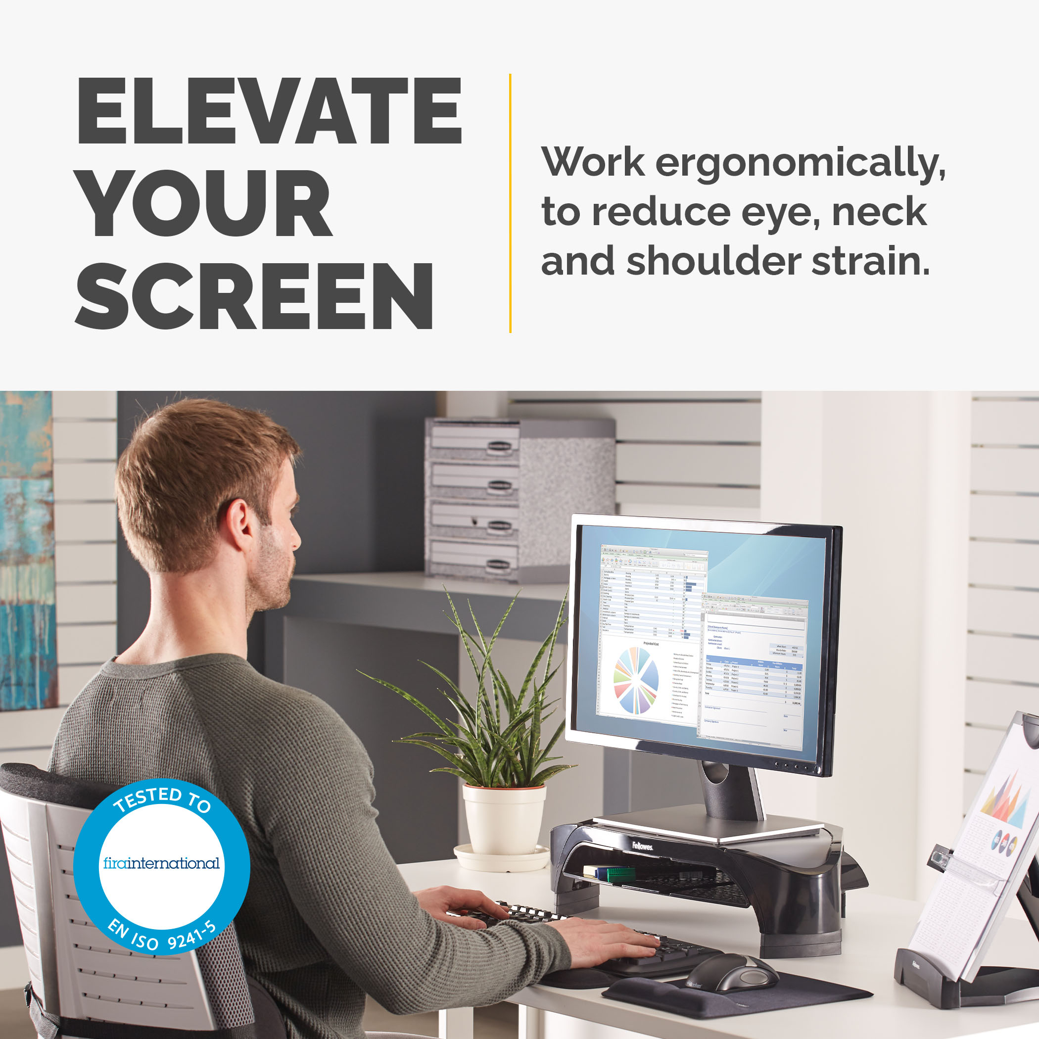 Mężczyzna przy biurku z monitorem i stojakiem, promujący ergonomię.