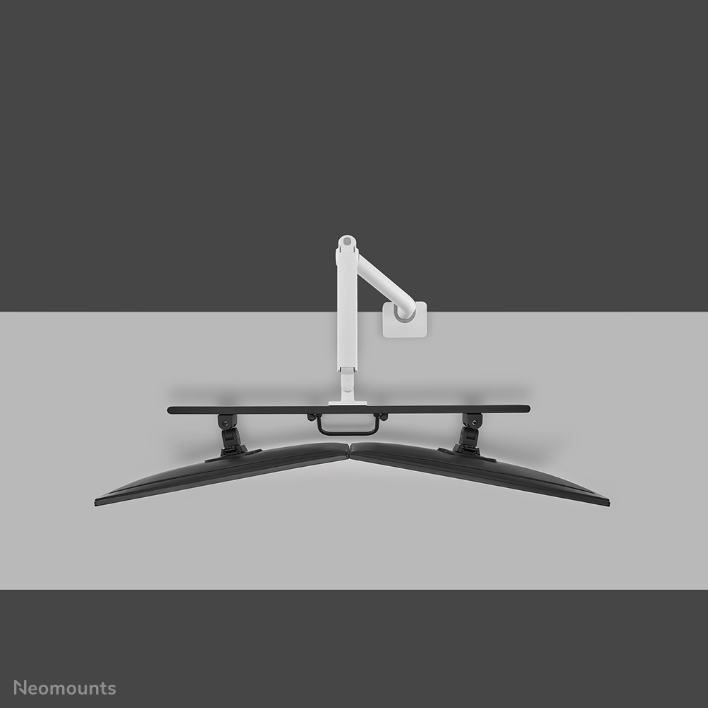 Bovenaanzicht van een dual monitor setup met een zwart-witte monitorarm. Grijze en witte achtergrond.