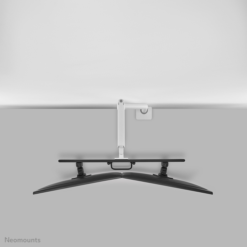 Bovenaanzicht van een dual monitor setup met een zwart-witte monitorarm. Grijze en witte achtergrond.