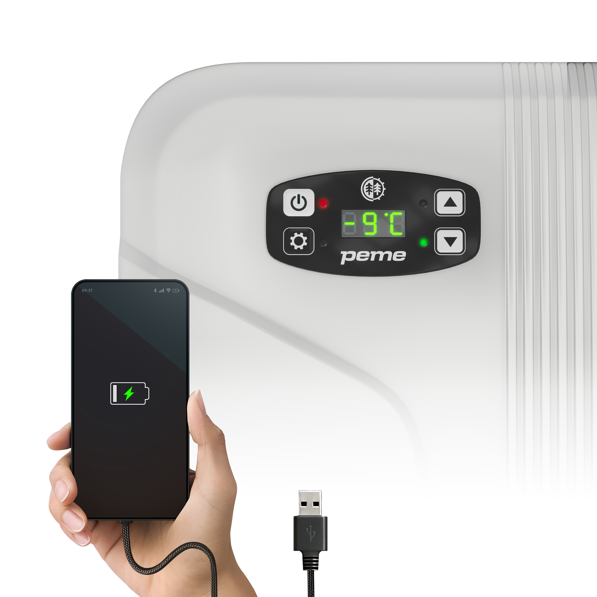 Eine Person, die ein Telefon mit einem USB-Kabel auflädt. Das Telefon befindet sich neben einem Kühlbox-Bedienfeld.
