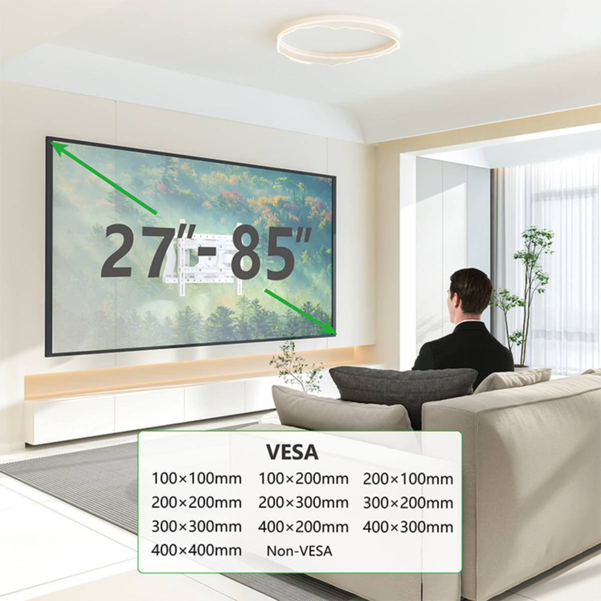 Een tv aan de muur met een wandbeugel. VESA-maten worden weergegeven, met een man op de bank.