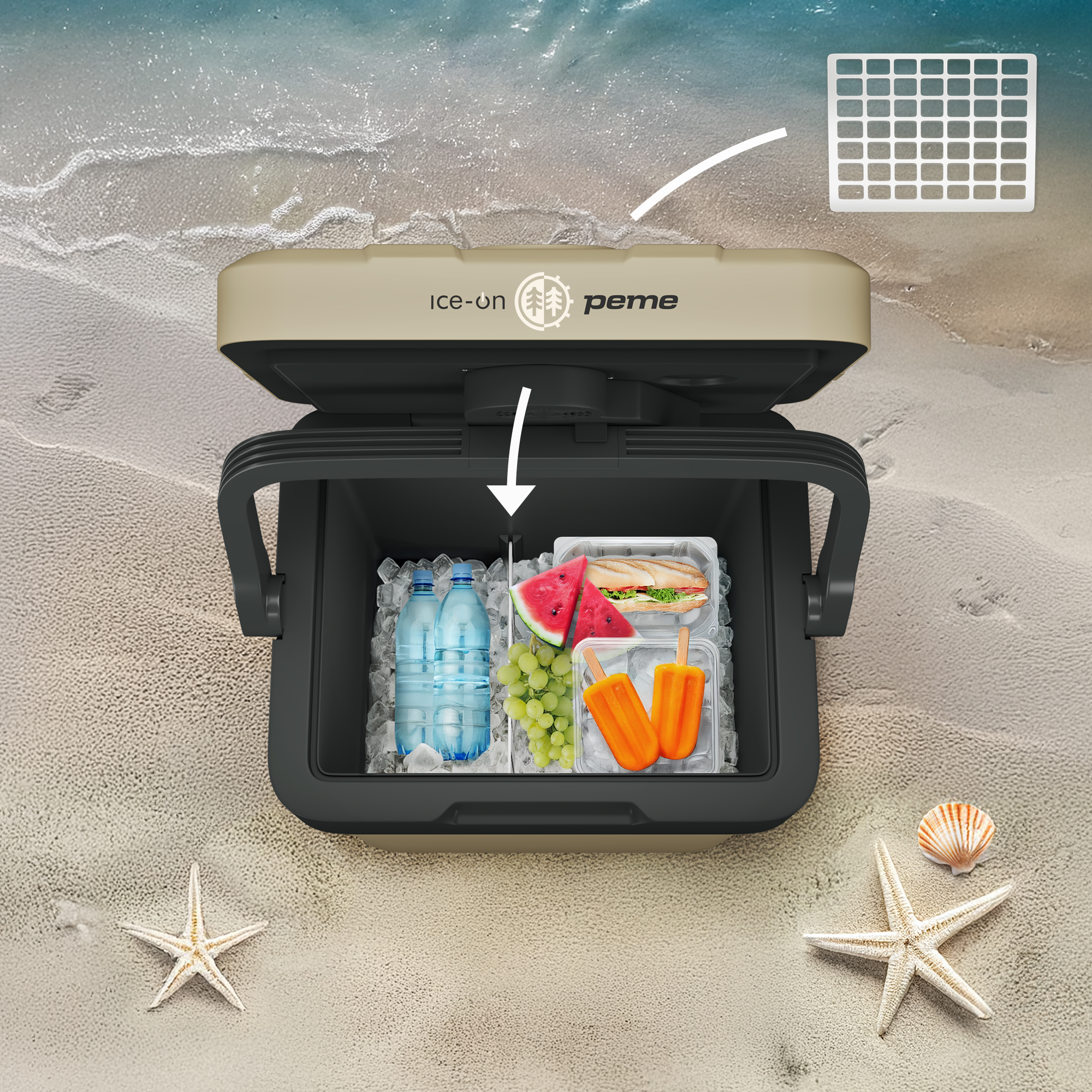Eine Kühlbox mit Eis, Wasserflaschen und Essen. Die Szene spielt sich am Strand ab.