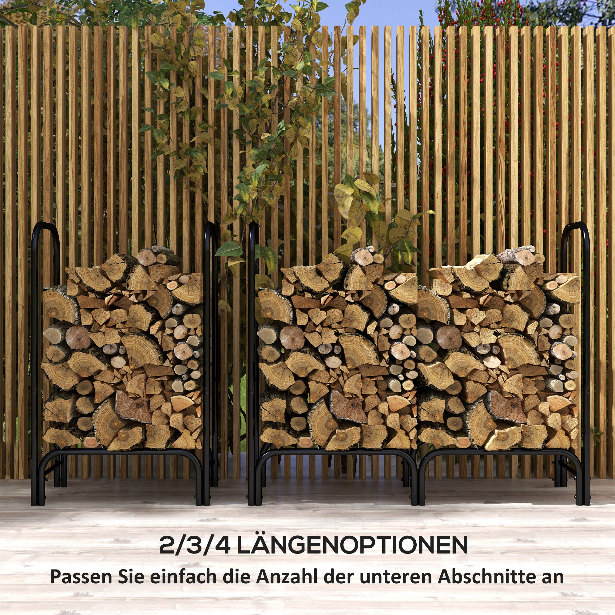 Zwei schwarze Metall-Holzregale mit gestapeltem Brennholz vor einem Holzzaun.