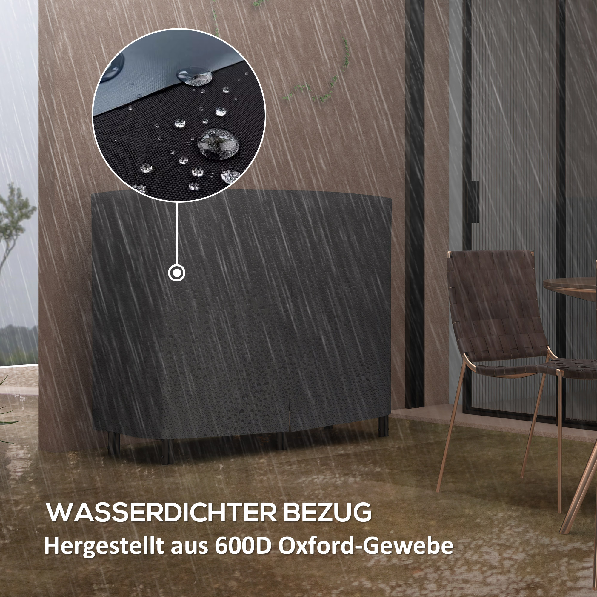 Schwarze wasserdichte Abdeckung auf einem Tisch, mit Regen im Hintergrund.