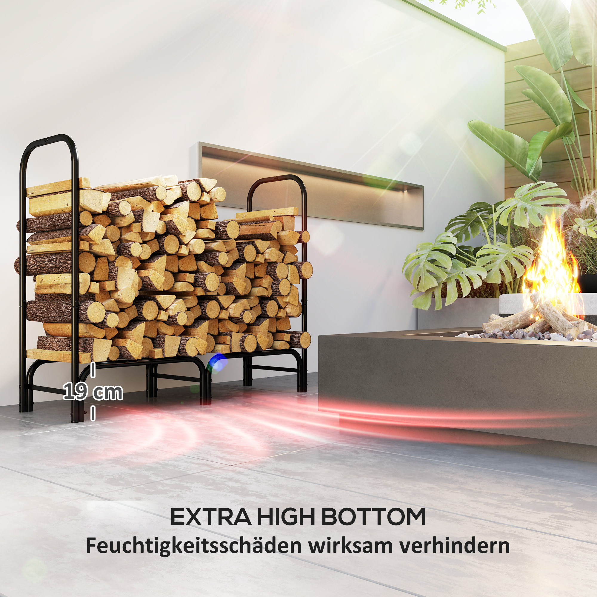 Ein schwarzer Holzhalter gefüllt mit Holzscheiten, mit einer Feuerstelle im Hintergrund.