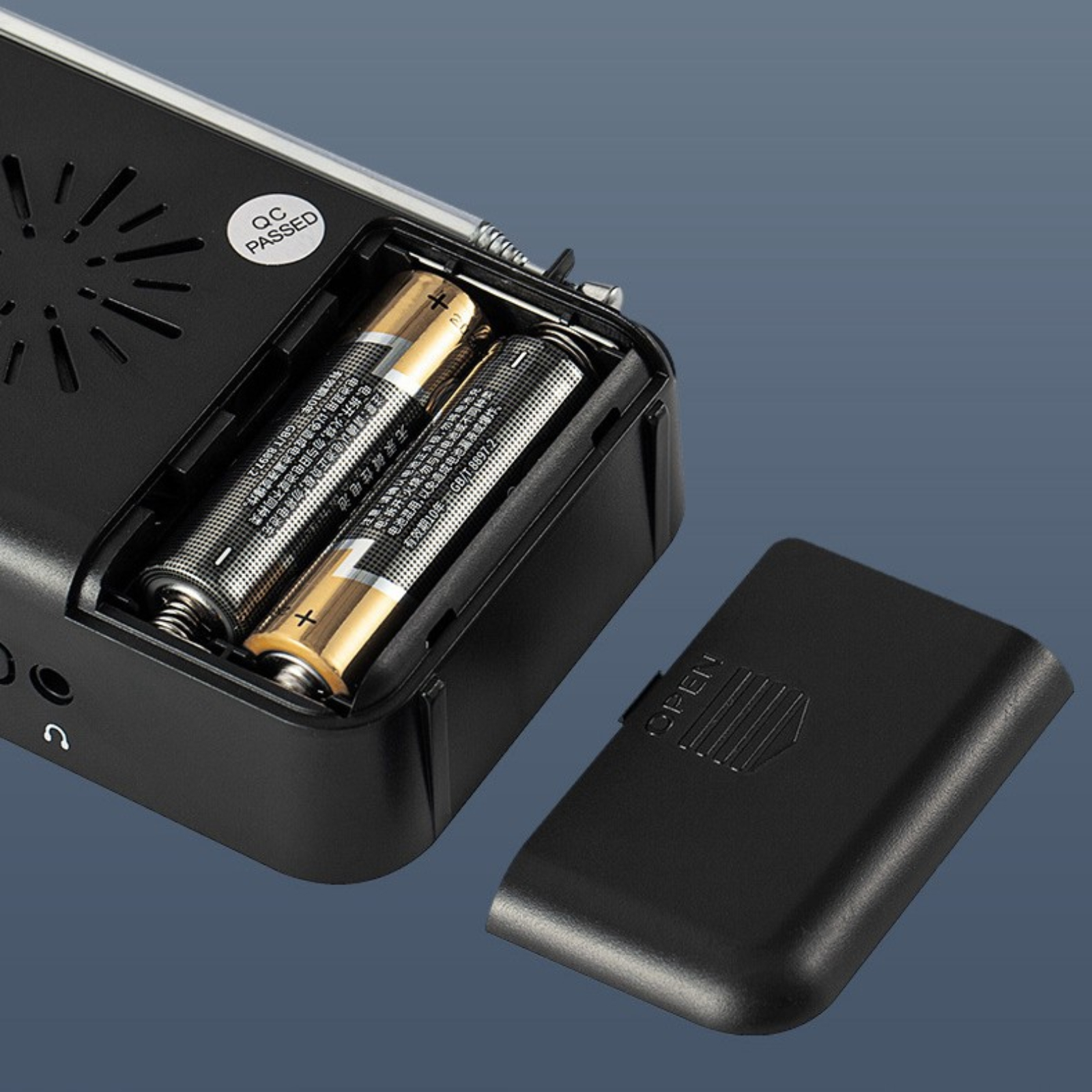 Taschenradio geöffnet, um Batterien zu zeigen, schwarz und gold.