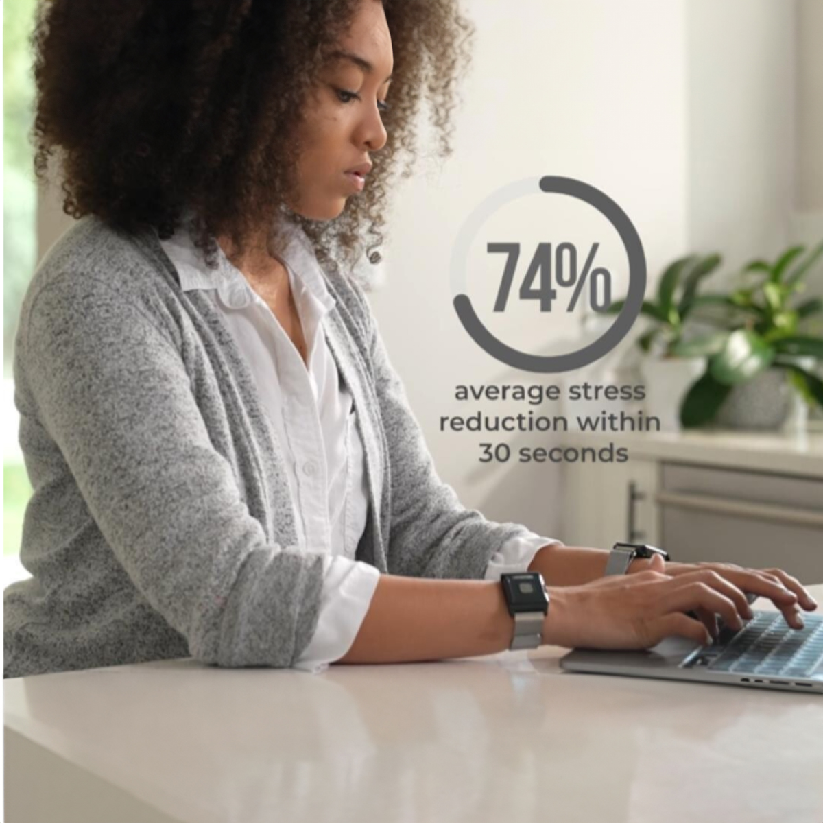 Eine Frau benutzt einen Laptop. Ein Text zeigt 74 % durchschnittliche Stressreduzierung innerhalb von 30 Sekunden.