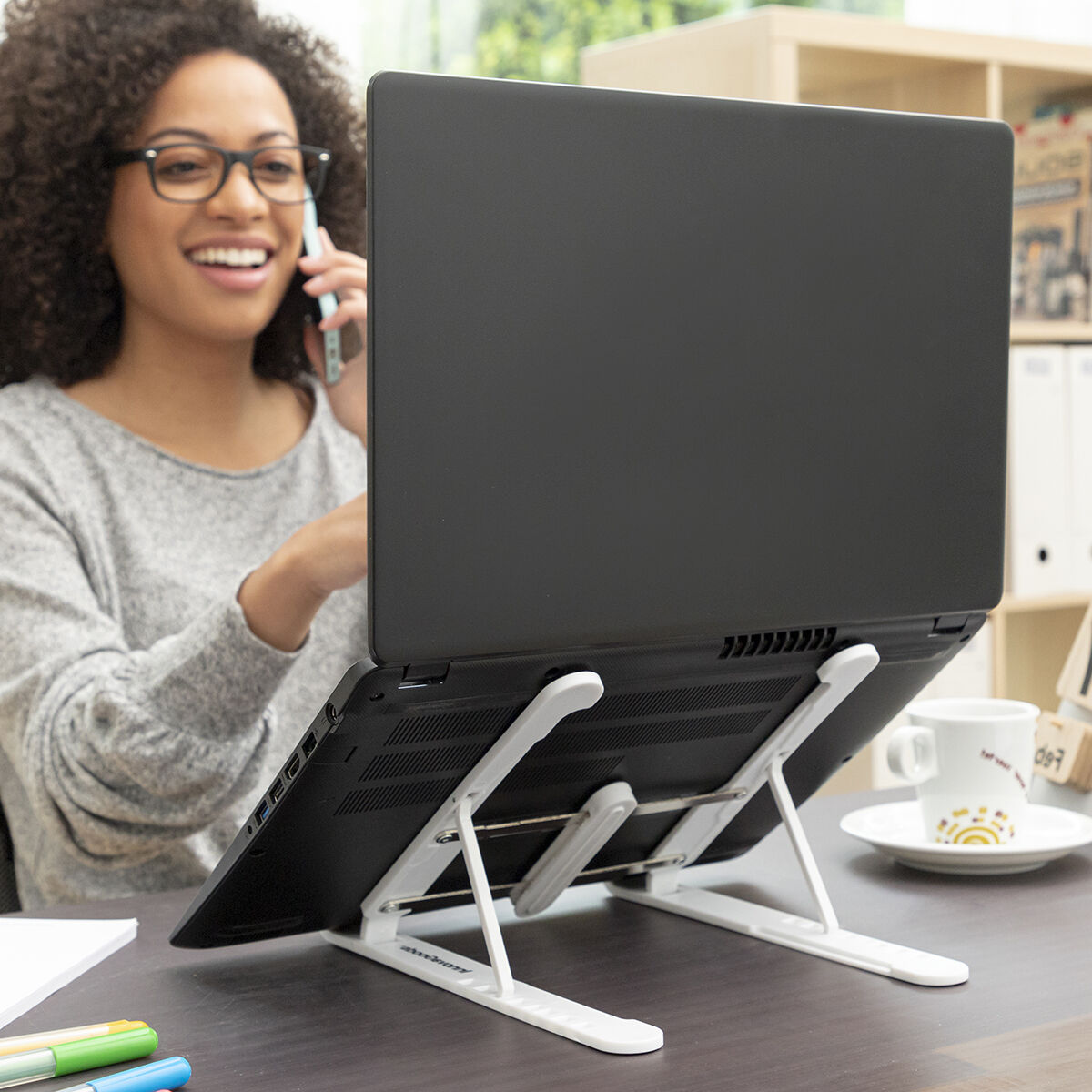 Supporto per laptop bianco su una scrivania.