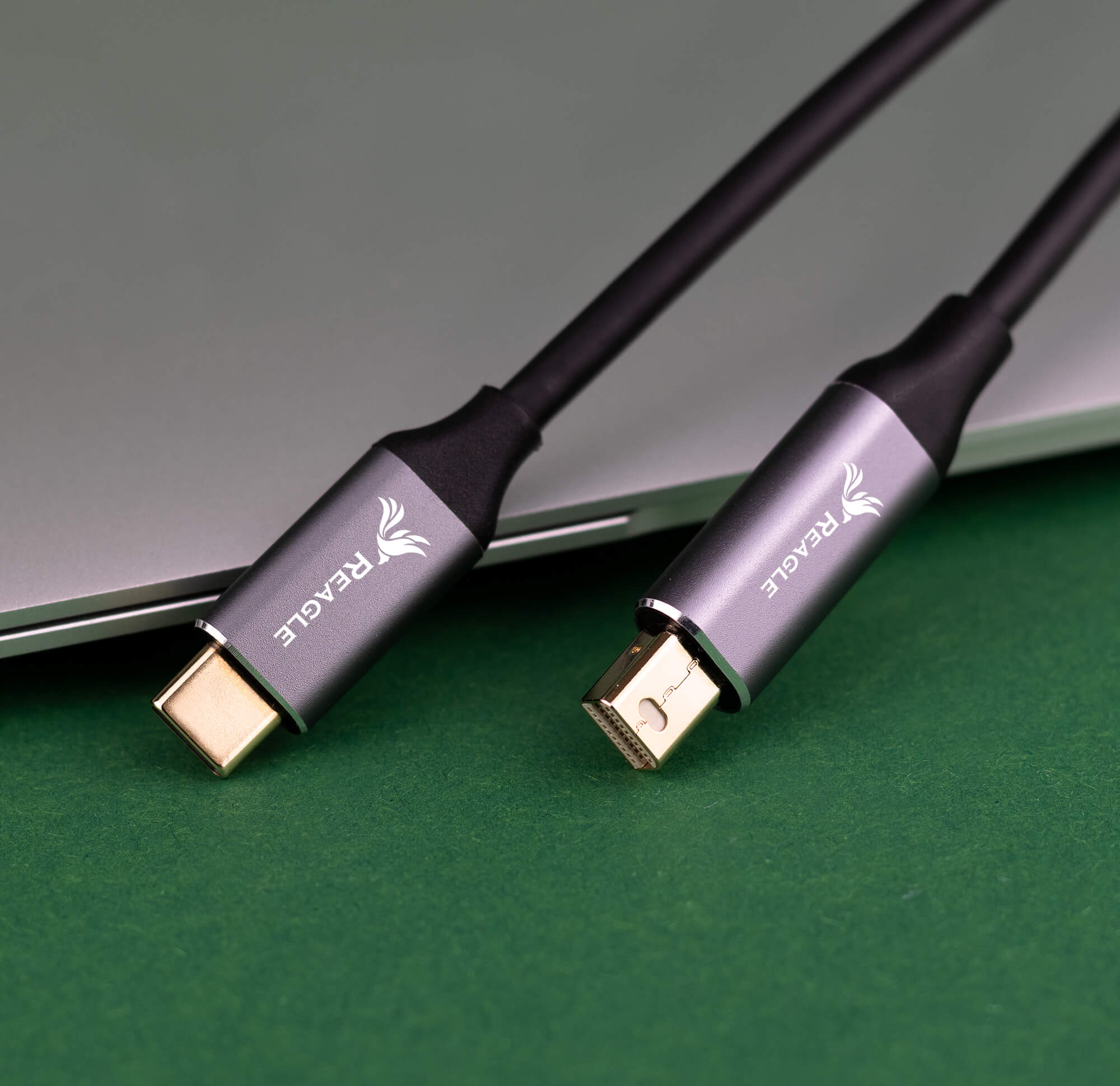 Czarne i szare kable USB-C z marką Reagle na szarym tle.