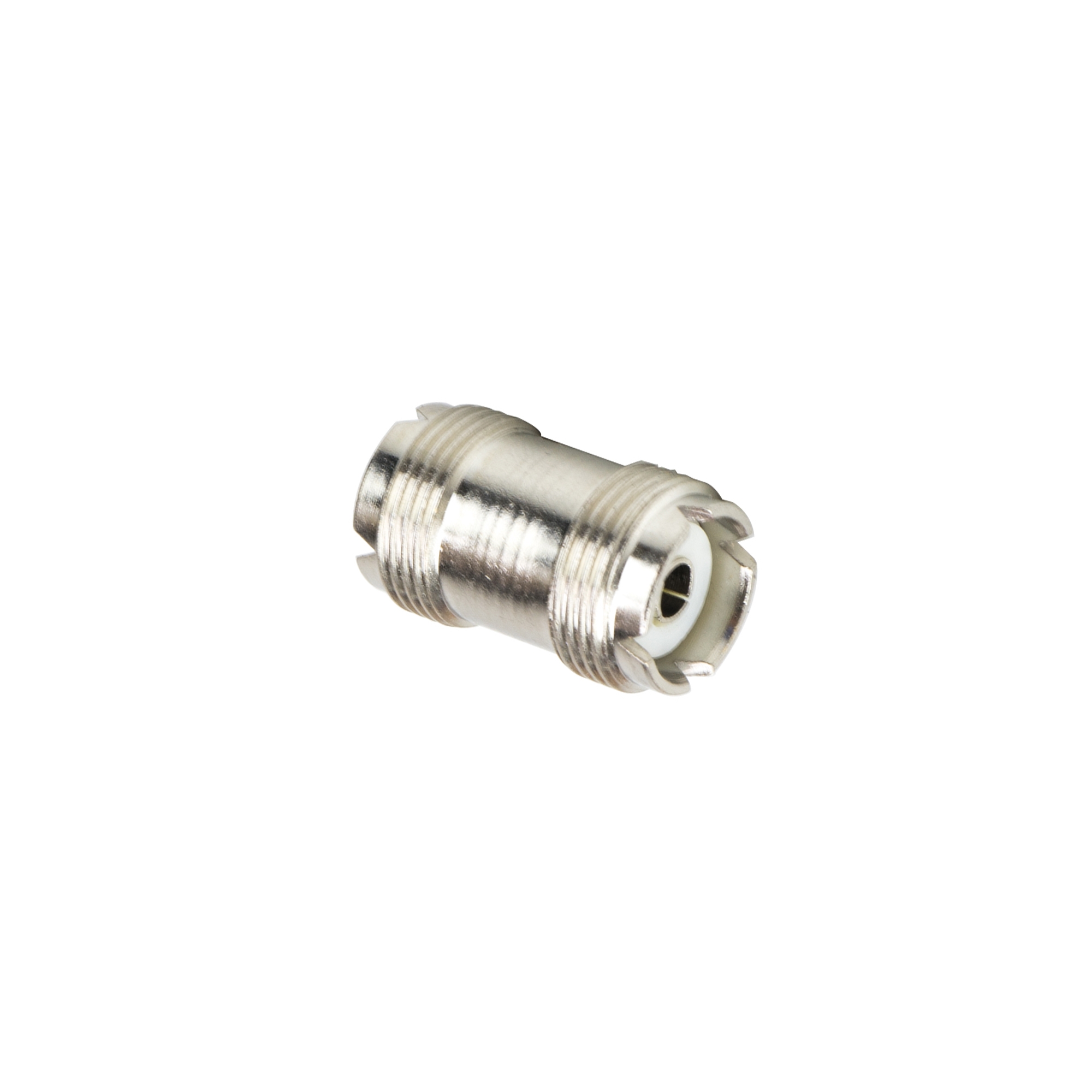 Ein metallischer Koaxial-HF-Stecker isoliert auf weißem Hintergrund.