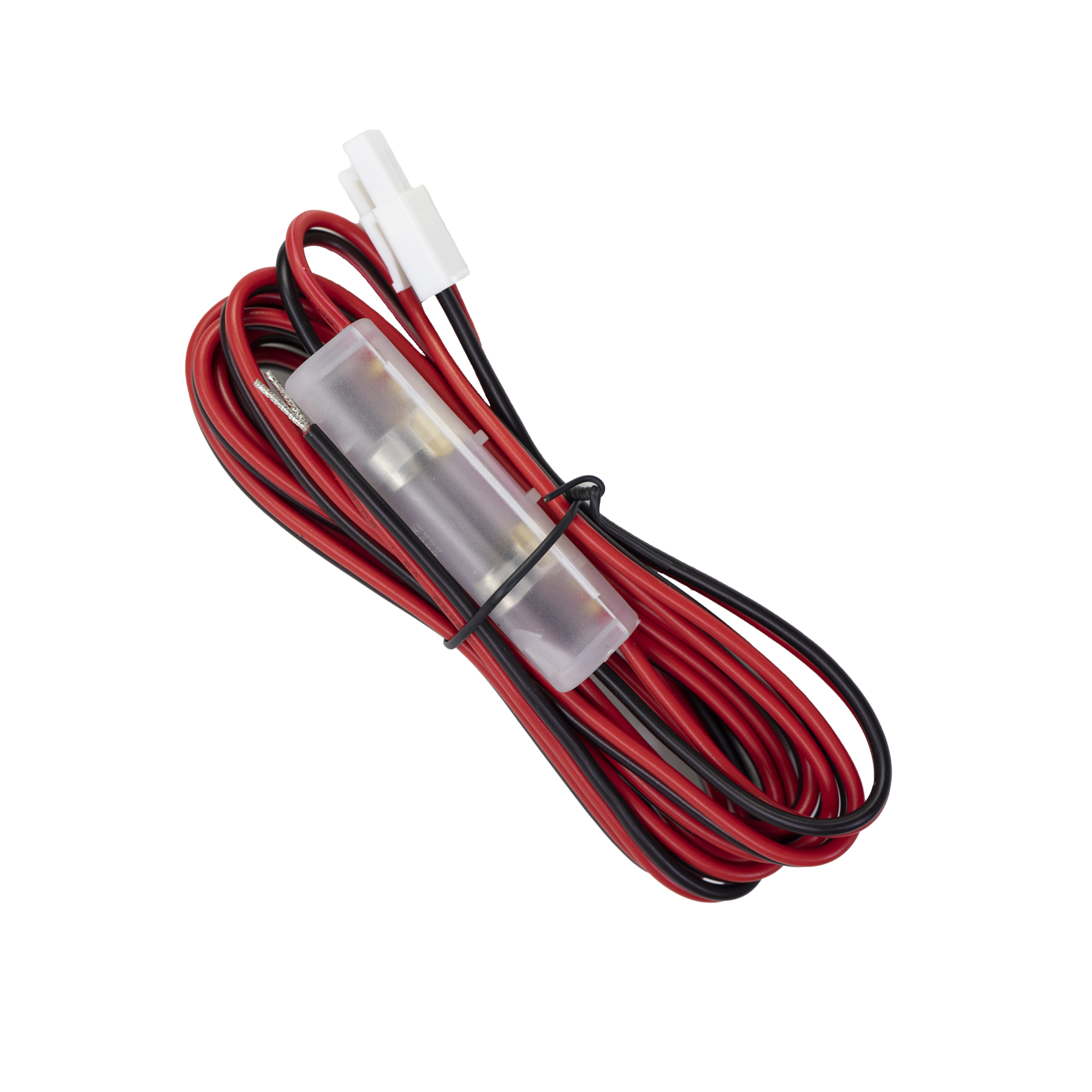Rote und schwarze Drähte mit Sicherungshalter und weißem Stecker. Isoliert auf weißem Hintergrund.