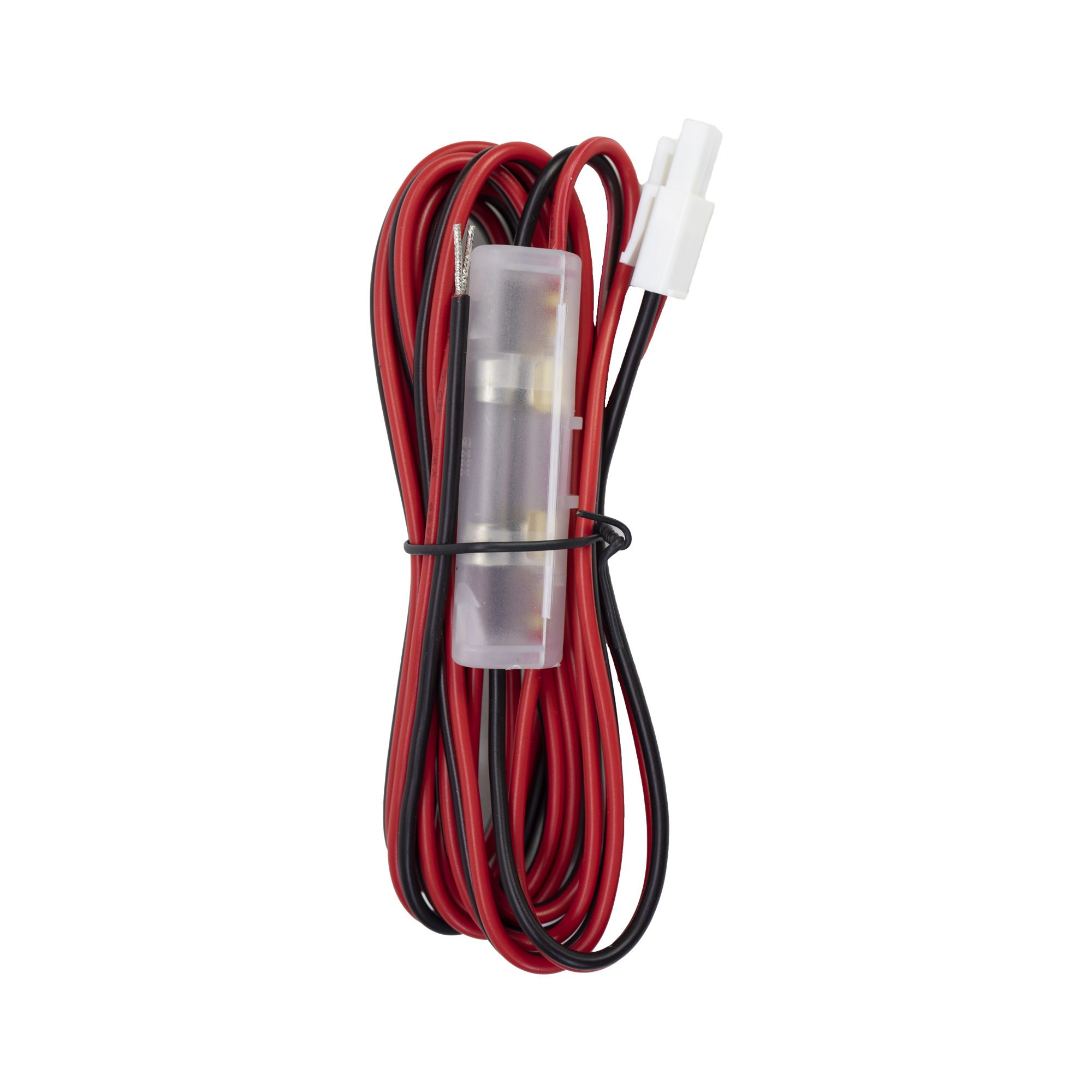 Rote und schwarze elektrische Drähte mit Sicherungshalter und weißem Stecker, vor weißem Hintergrund.