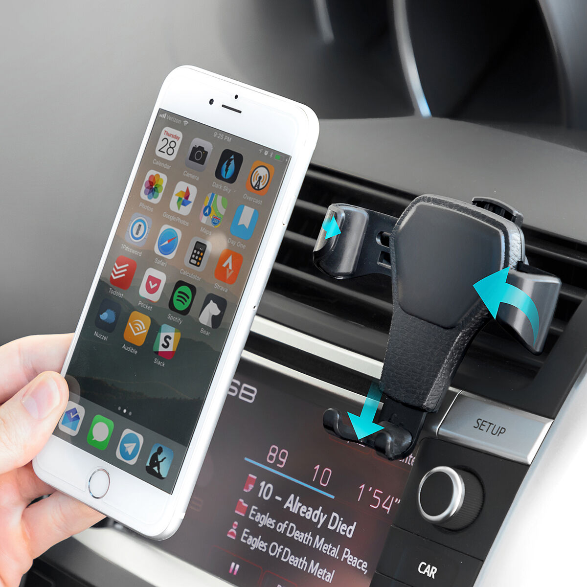 Telefono nel supporto per auto.