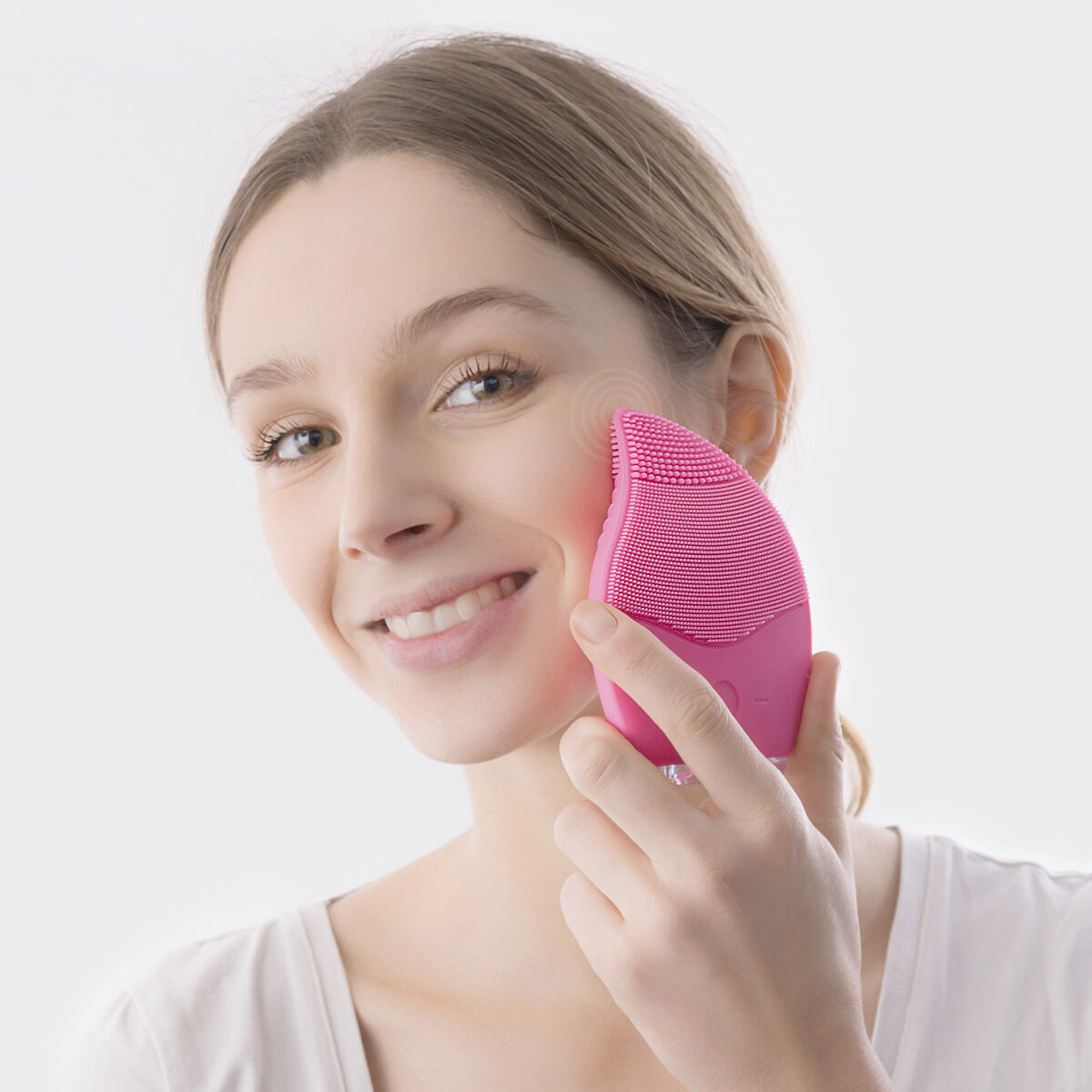 Donna che usa un detergente viso rosa.