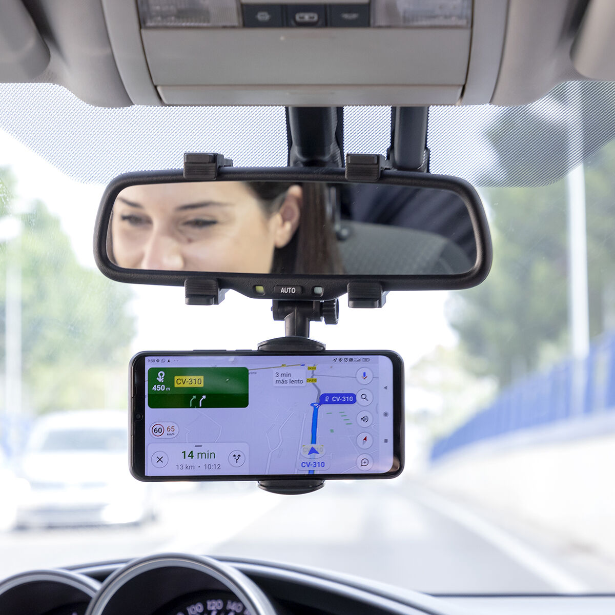 Una donna che usa un telefono con un'app di navigazione in auto.