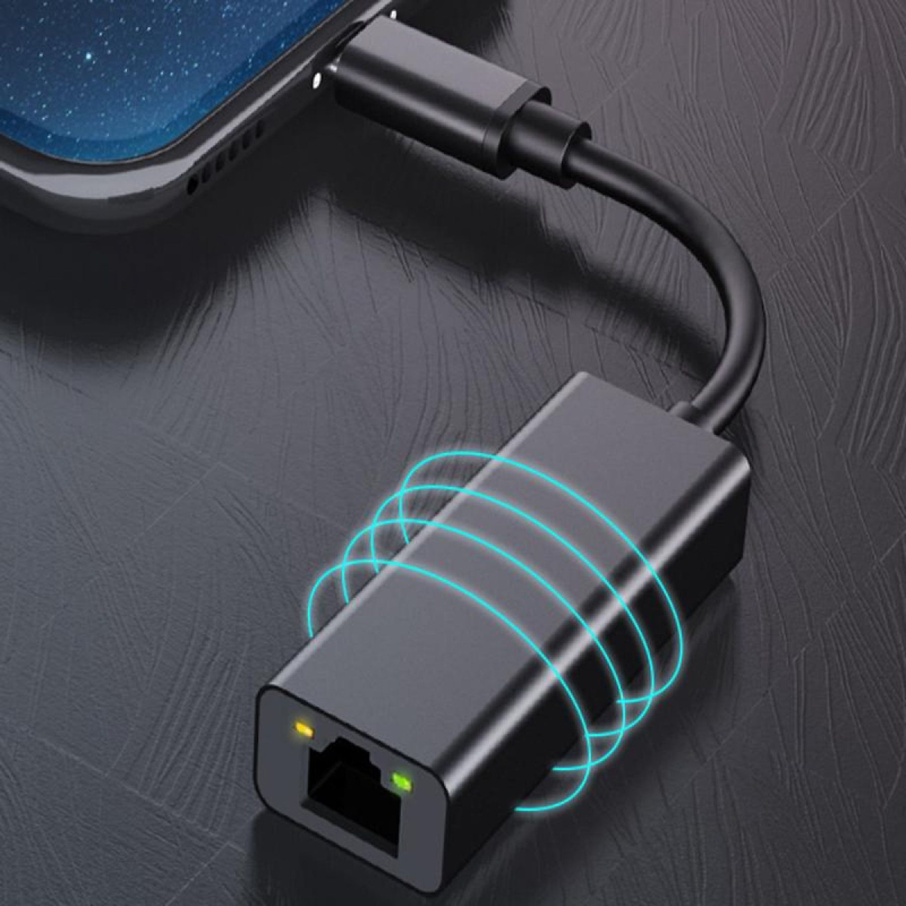 Ein schwarzer Adapter ist mit einem Smartphone verbunden und zeigt den Ethernet-Anschluss mit grünen und gelben Lichtern.