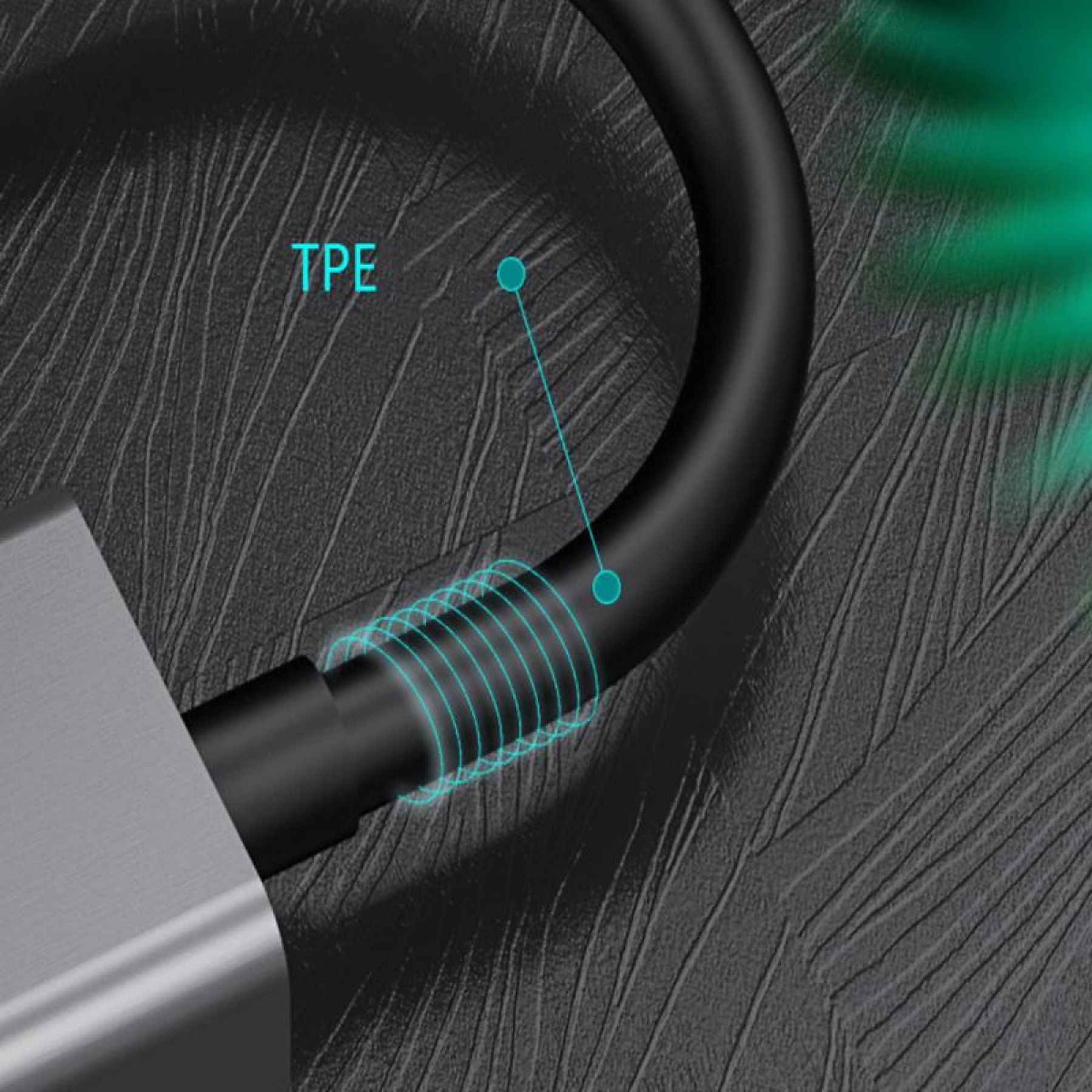 Ein schwarzes Kabel mit einem silbernen Ende, das mit einem silbernen Rechteck verbunden ist. Das Kabel hat ein TPE-Etikett mit einer blauen Linie.