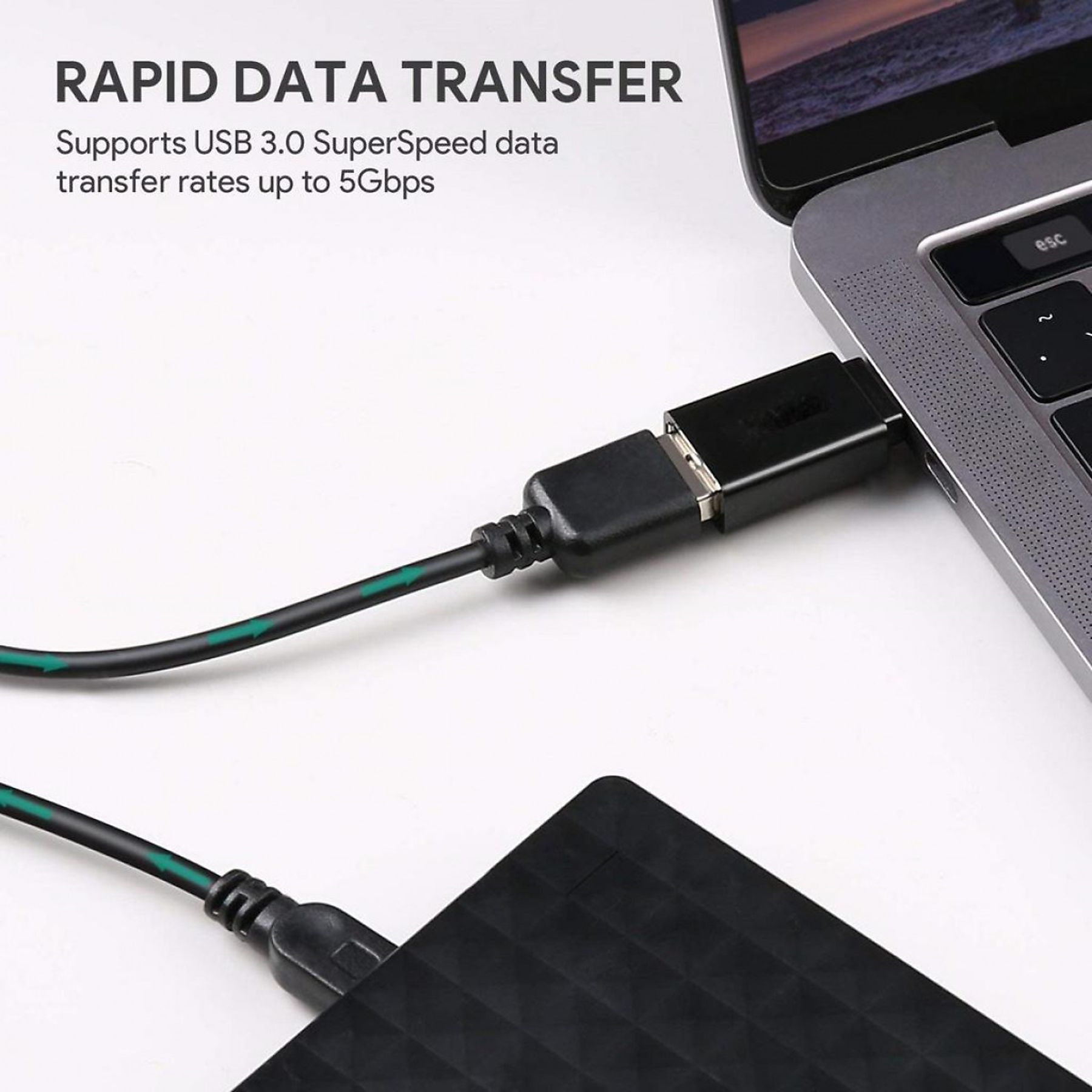 Ein schwarzes USB-Kabel, das mit einem Laptop und einer schwarzen externen Festplatte verbunden ist. Text weist auf schnelle Datenübertragung hin.