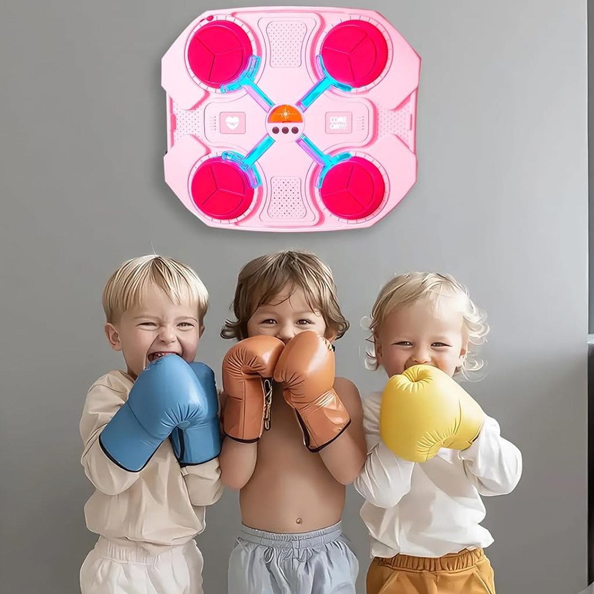 Drei junge Kinder mit Boxhandschuhen lächeln vor einem pinkfarbenen Boxtrainingsgerät.
