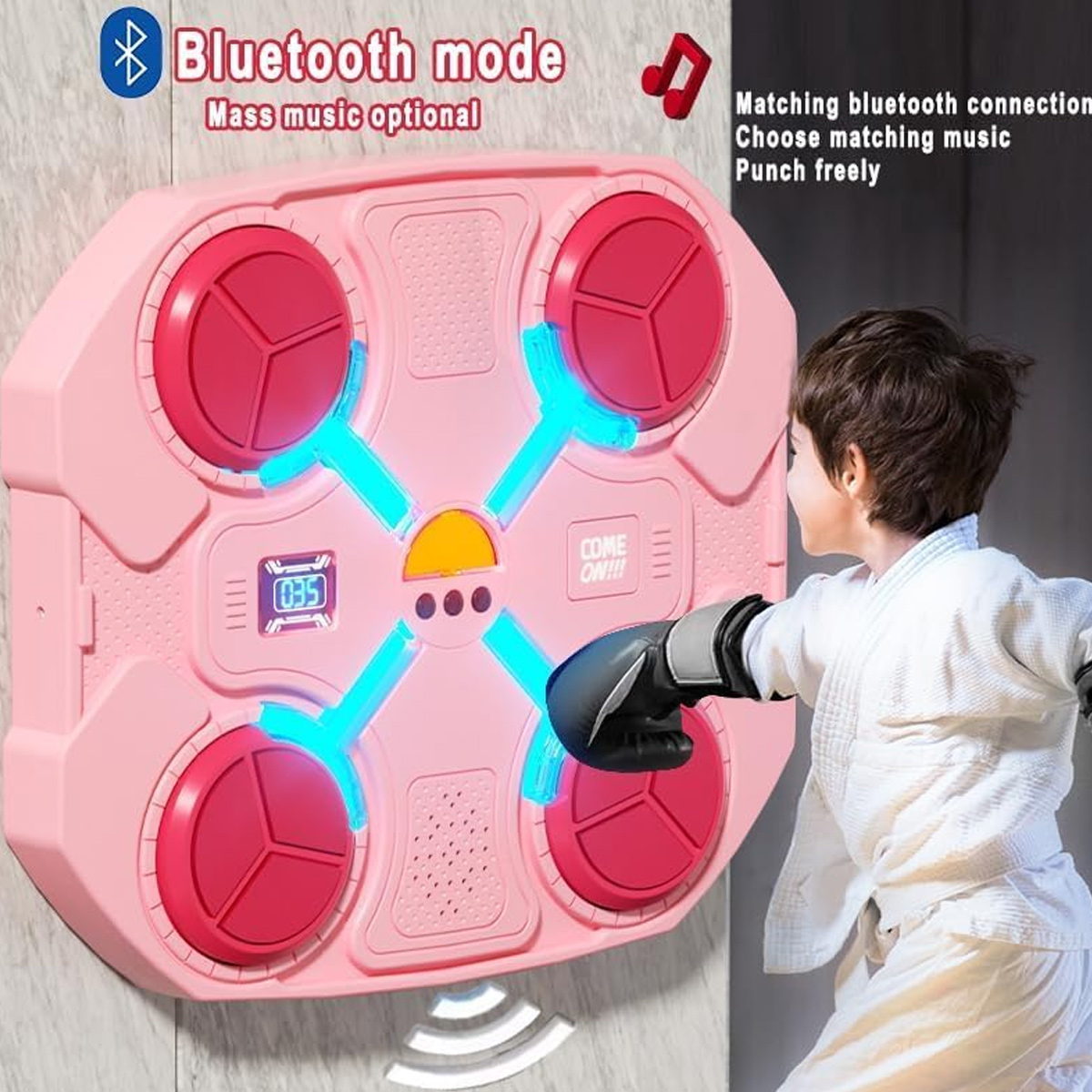 Ein Junge in einem weißen Karateanzug schlägt auf ein pinkfarbenes Boxtarget. Das Ziel hat Lichter und Bluetooth-Modus.