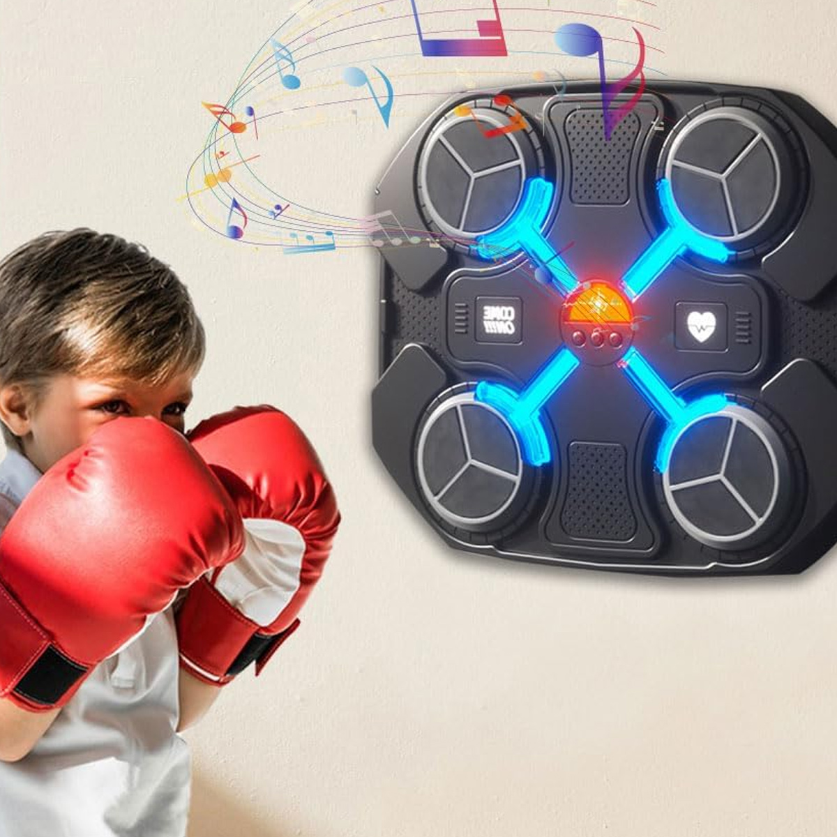 Ein Junge mit roten Boxhandschuhen schlägt auf ein an der Wand montiertes Boxtarget, mit Noten drum herum.
