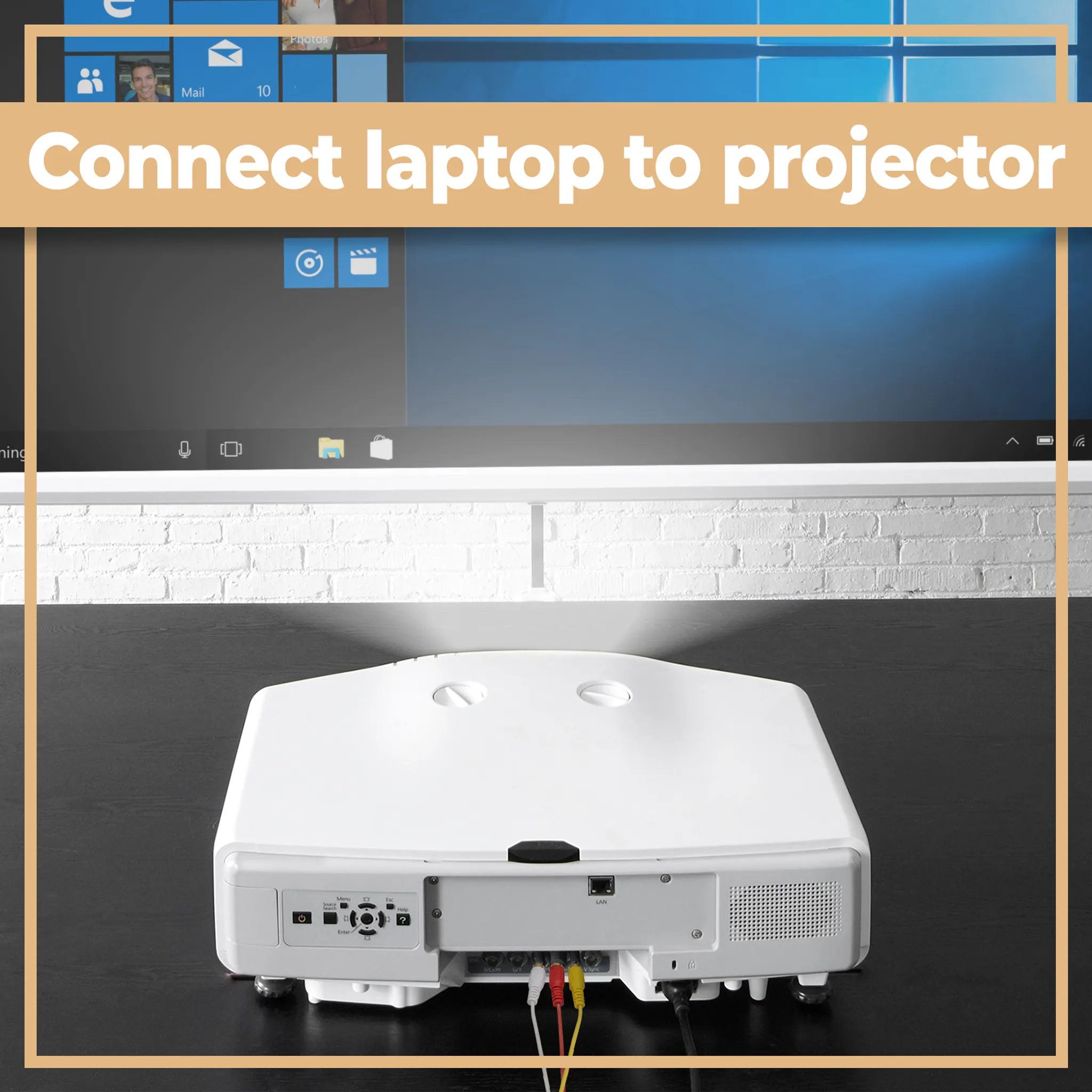 Ein weißer Projektor, der mit einem Laptop-Bildschirm auf einem schwarzen Tisch verbunden ist.