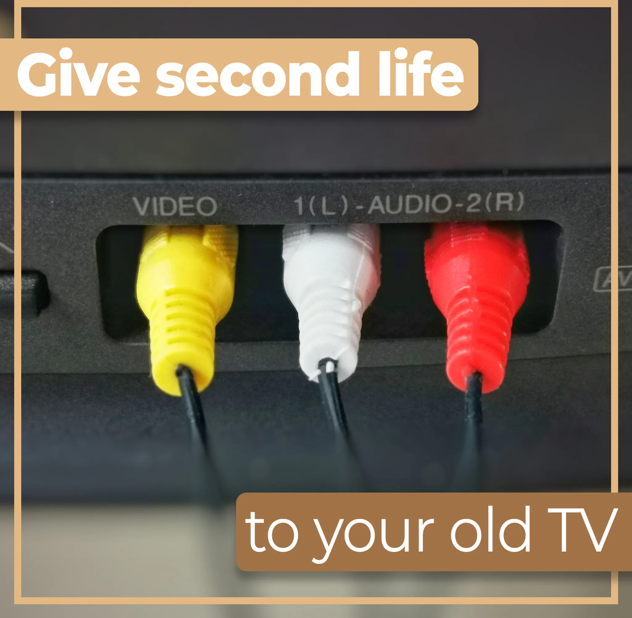 Nahaufnahme der Anschlüsse eines Fernsehers mit gelben, weißen und roten Steckern. Text: Geben Sie Ihrem alten Fernseher ein zweites Leben.