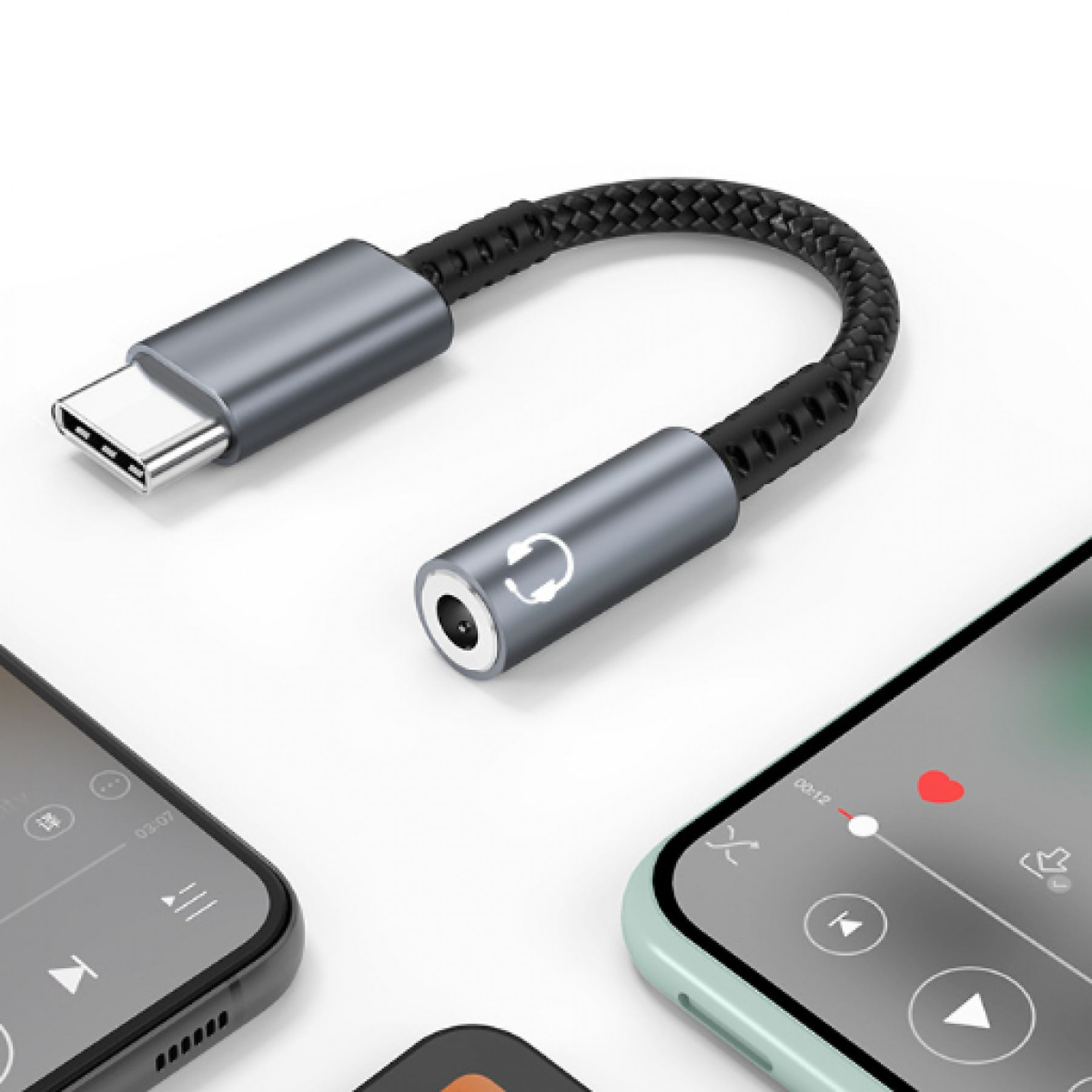 Ein USB-C-auf-3,5-mm-Audioadapterkabel neben Telefonen, die Musik-Player-Oberflächen anzeigen.