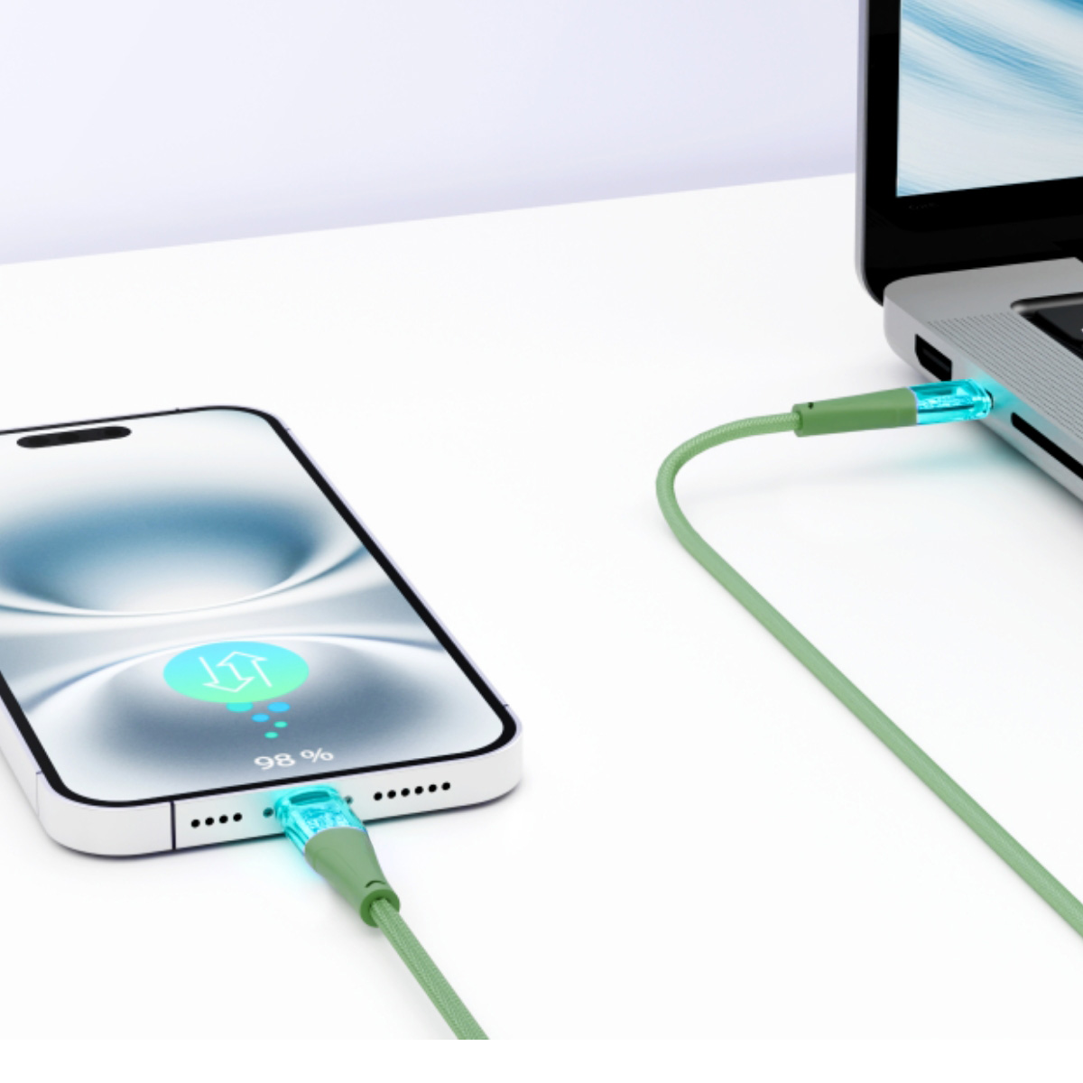 Telefon ładuje się zielonym kablem. Laptop podłączony. Telefon pokazuje 98% naładowania.