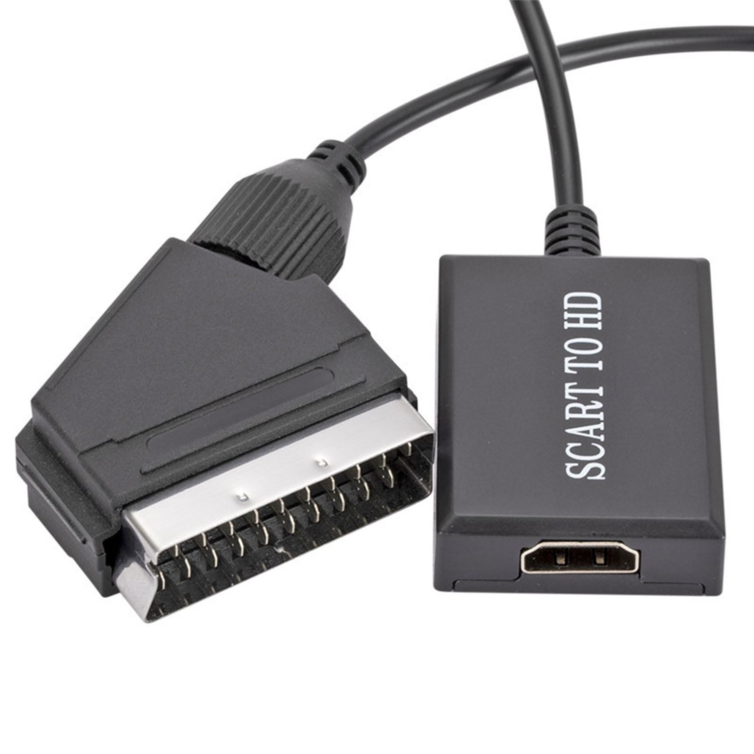 Nahaufnahme eines SCART-zu-HD-Adapters. Er ist schwarz, mit SCART- und HDMI-Anschlüssen.