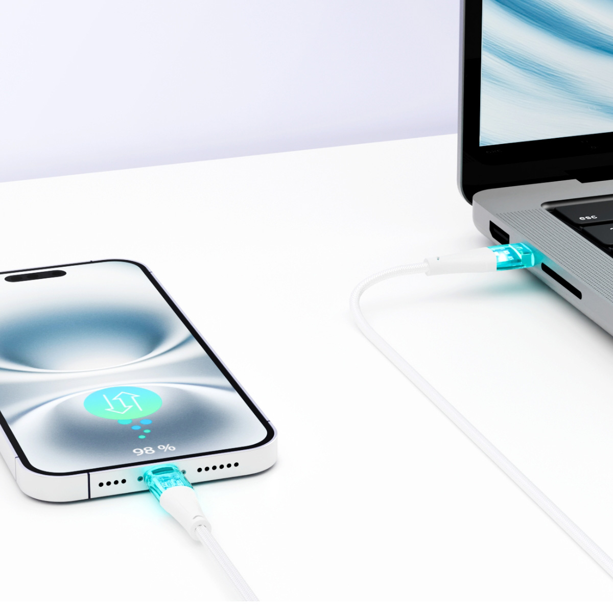 Biały kabel ładujący podłączony do smartfona i laptopa; oba końce kabla świecą na niebiesko.