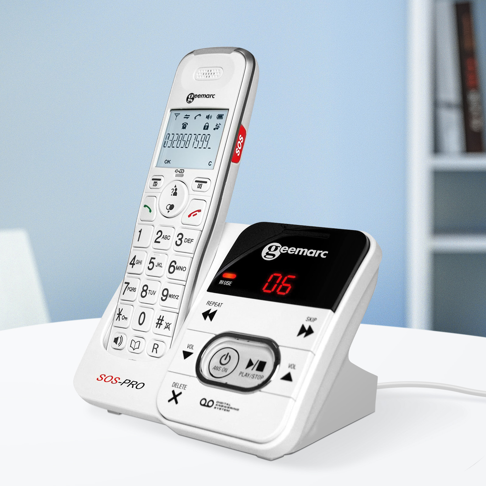 Telefono cordless bianco e segreteria telefonica con display. Su una superficie bianca.