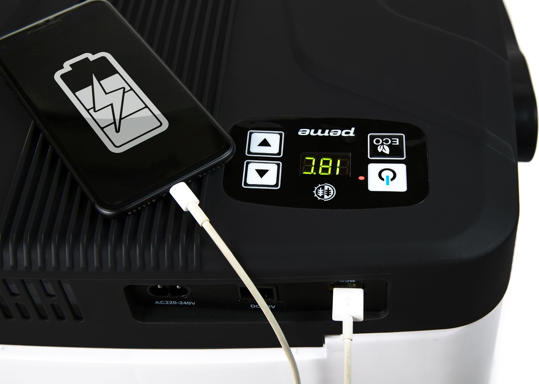 Un smartphone está cargando una nevera negra con una pantalla digital, mostrando el voltaje.