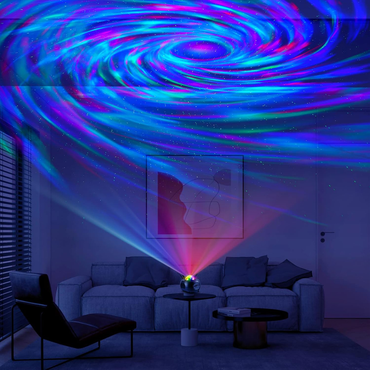 Raum mit Galaxieprojektor beleuchtet. Sofa, Stuhl und Bild an der Wand.
