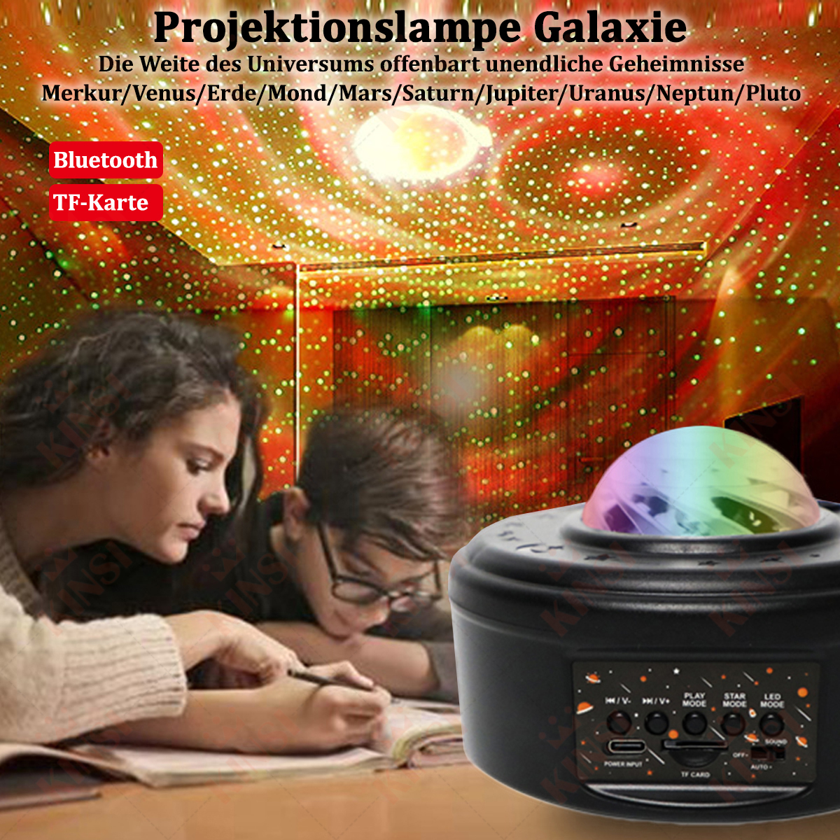 Ein Projektor, der Sterne an eine Decke projiziert, mit zwei Personen, die ein Buch betrachten.