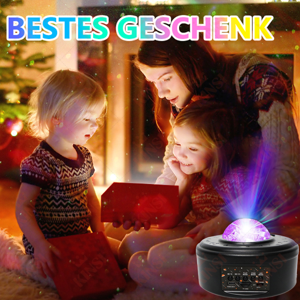 Drei Personen, eine Mutter und zwei Kinder, betrachten ein rotes Geschenk und den Projektor.