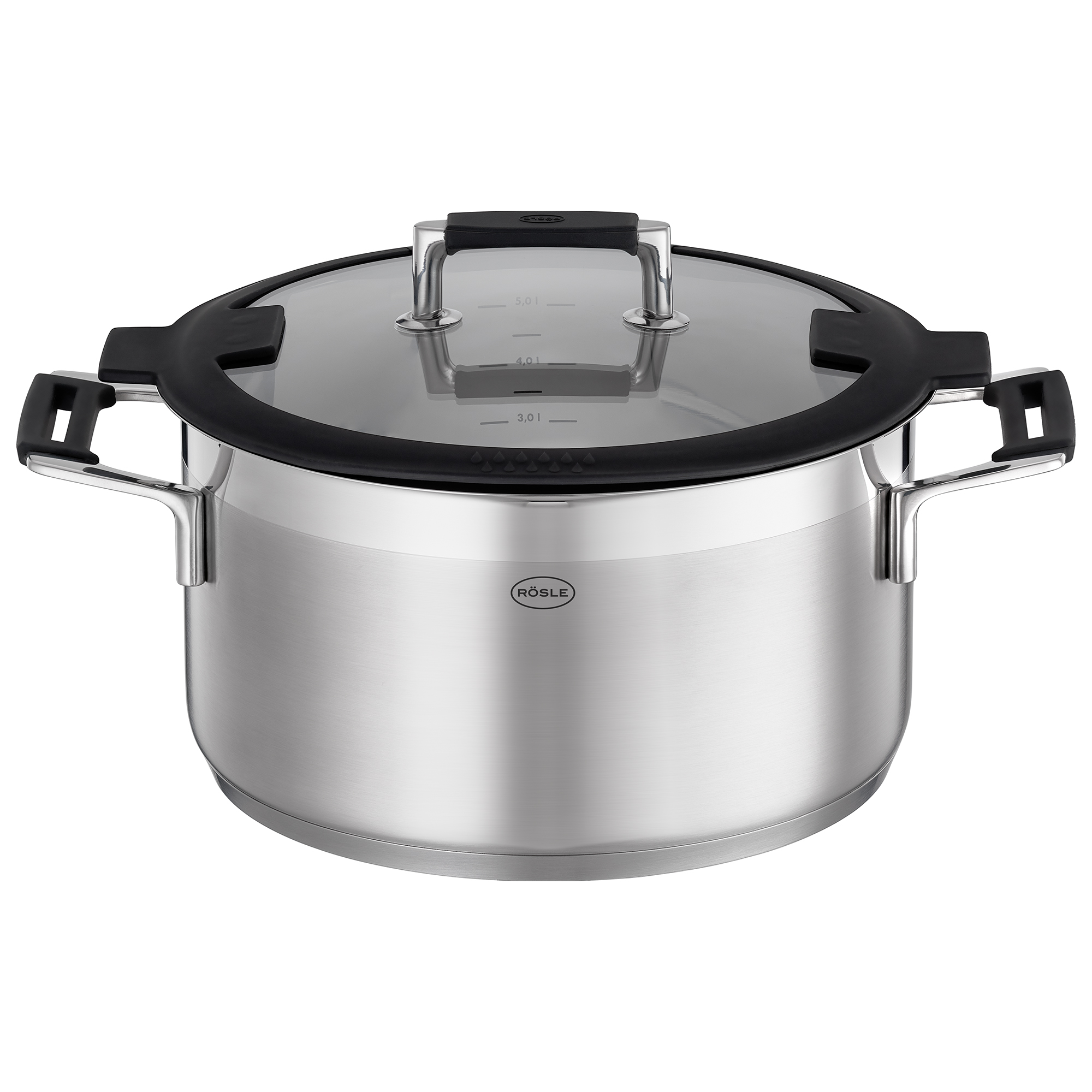 Casserole en acier inoxydable avec couvercle. Poignée noire sur le couvercle et les côtés. Couvercle en verre transparent. Fond blanc.