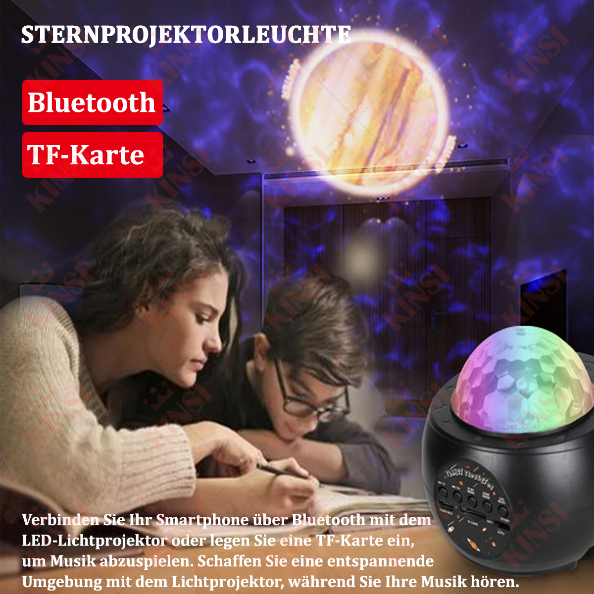 Zwei Personen betrachten ein Buch. Auf dem Tisch befindet sich ein Galaxieprojektor, der Sterne projiziert. Text auf dem Bild.