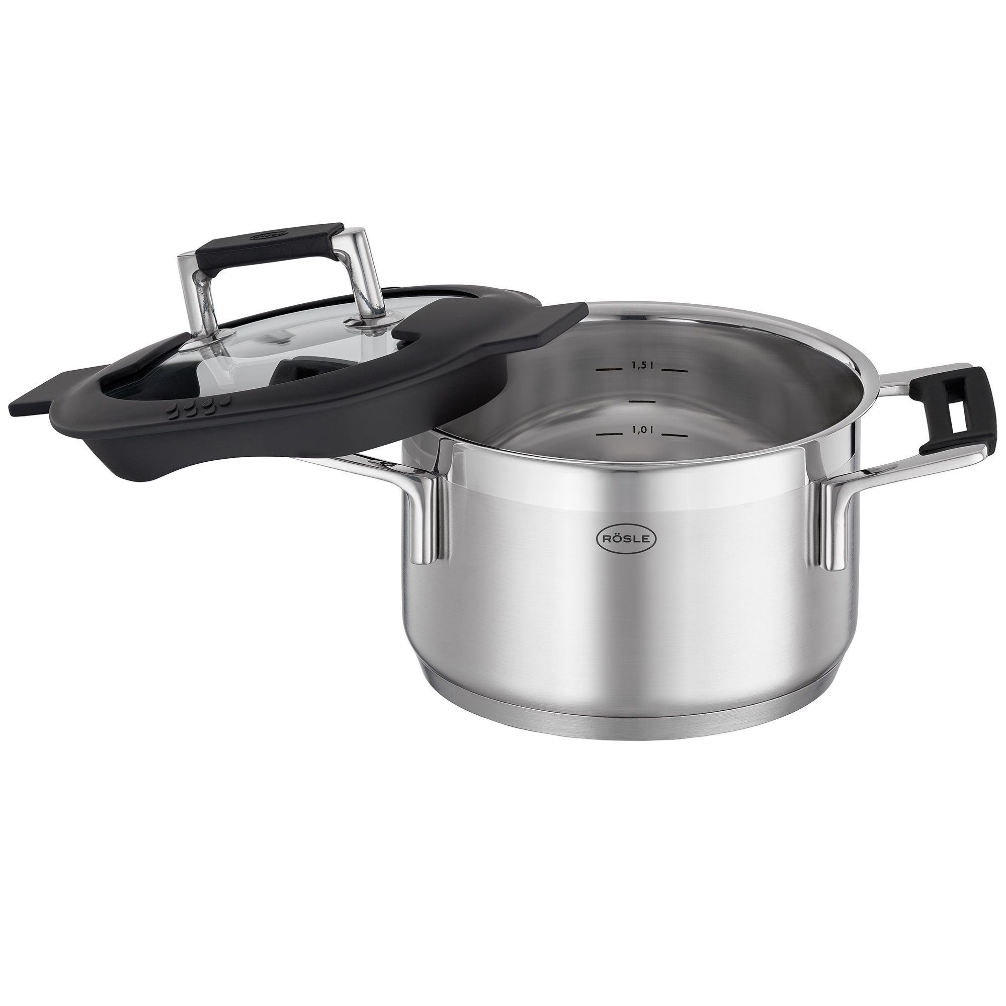 Casserole en acier inoxydable avec couvercle. Fond blanc.