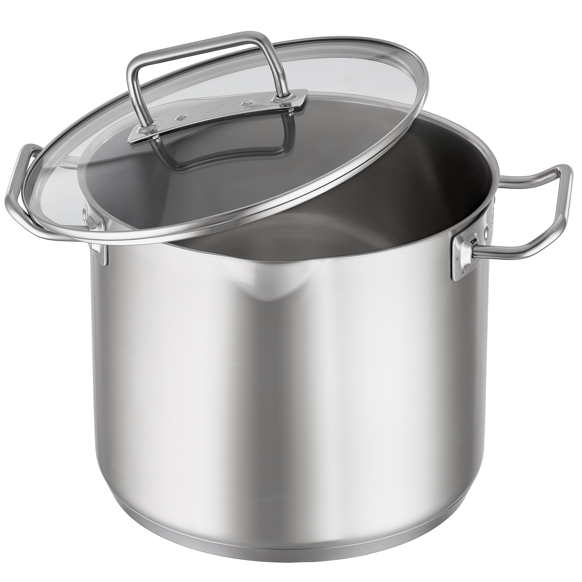 Une casserole en acier inoxydable avec un couvercle en verre, sur fond blanc.