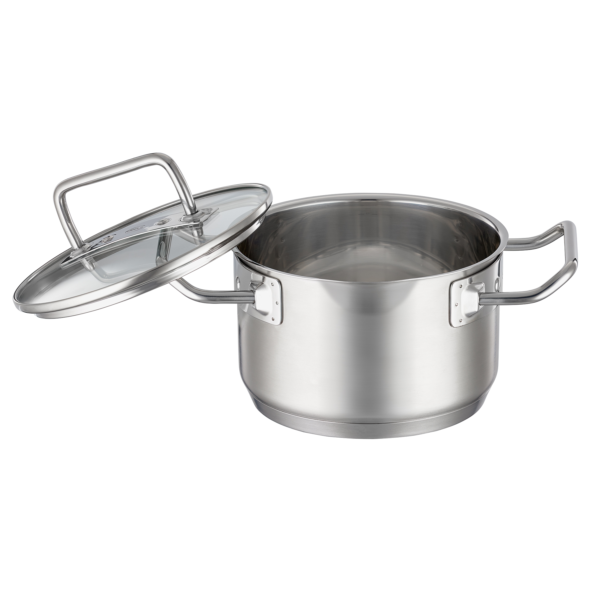 Une casserole en acier inoxydable avec des poignées et un couvercle en verre légèrement entrouvert.